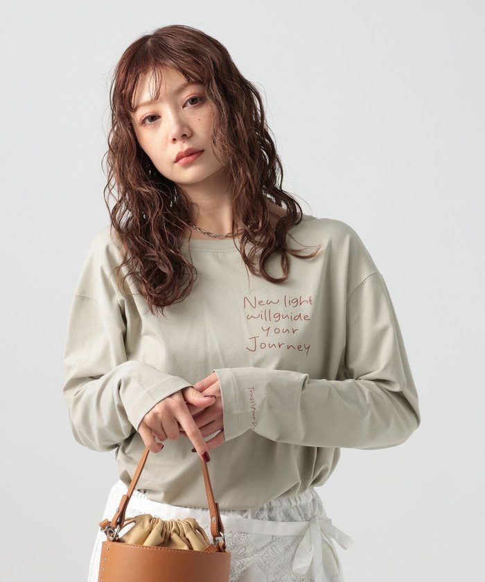 【ベイフロー/BAYFLOW】のサラッとした肌触り スムースタッチロゴロンT インテリア・キッズ・メンズ・レディースファッション・服の通販 founy(ファウニー) https://founy.com/ ファッション Fashion レディースファッション Fashion for Women トップス・カットソー Cut & Sew Tops ロングTシャツ・Tシャツ Longline T-Shirts & Tees インナー Innerwear 今季 This Season, Current Season ストレッチ Stretch, Stretchy Fabric スリット Slit, Slit Detail デニム Denim, Jeans Material トレンド Trend, Trending Now 人気 Popular, Best Seller フロント Front, Front Design ブルゾン Blouson, Bomber Jacket プリント Print, Printed Pattern 半袖 Short Sleeve, Half Sleeve レース Lace, Lace Fabric ワイド Wide, Wide Fit おすすめ Recommended / Our Picks |ID: prp329100004981383 ipo3291000000037322015