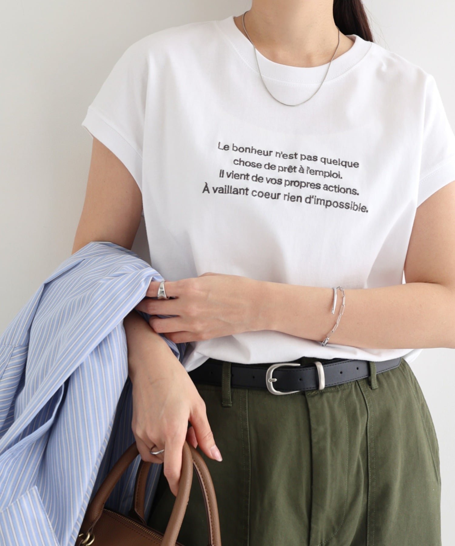 【アンドミー/andme】のロゴ 刺繍 エンブロイダリー フレンチスリーブ Tシャツ インテリア・キッズ・メンズ・レディースファッション・服の通販 founy(ファウニー) 　ファッション　Fashion　レディースファッション　Fashion for Women　トップス・カットソー　Cut & Sew Tops　シャツ・ブラウス・オフィスカジュアル　Elegant Blouses & Button-Ups　ロングTシャツ・Tシャツ　Longline T-Shirts & Tees　エンブロイダリー　Embroidery Design　スリット　Slit, Slit Detail　スリーブ　Sleeve, Long Sleeve / Short Sleeve　人気　Popular, Best Seller　フレンチ　French, French Style　ロング　Long, Long-Length　おすすめ　Recommended / Our Picks　オフホワイト×チャコールグレー|ID: prp329100004981510 ipo3291000000037322966