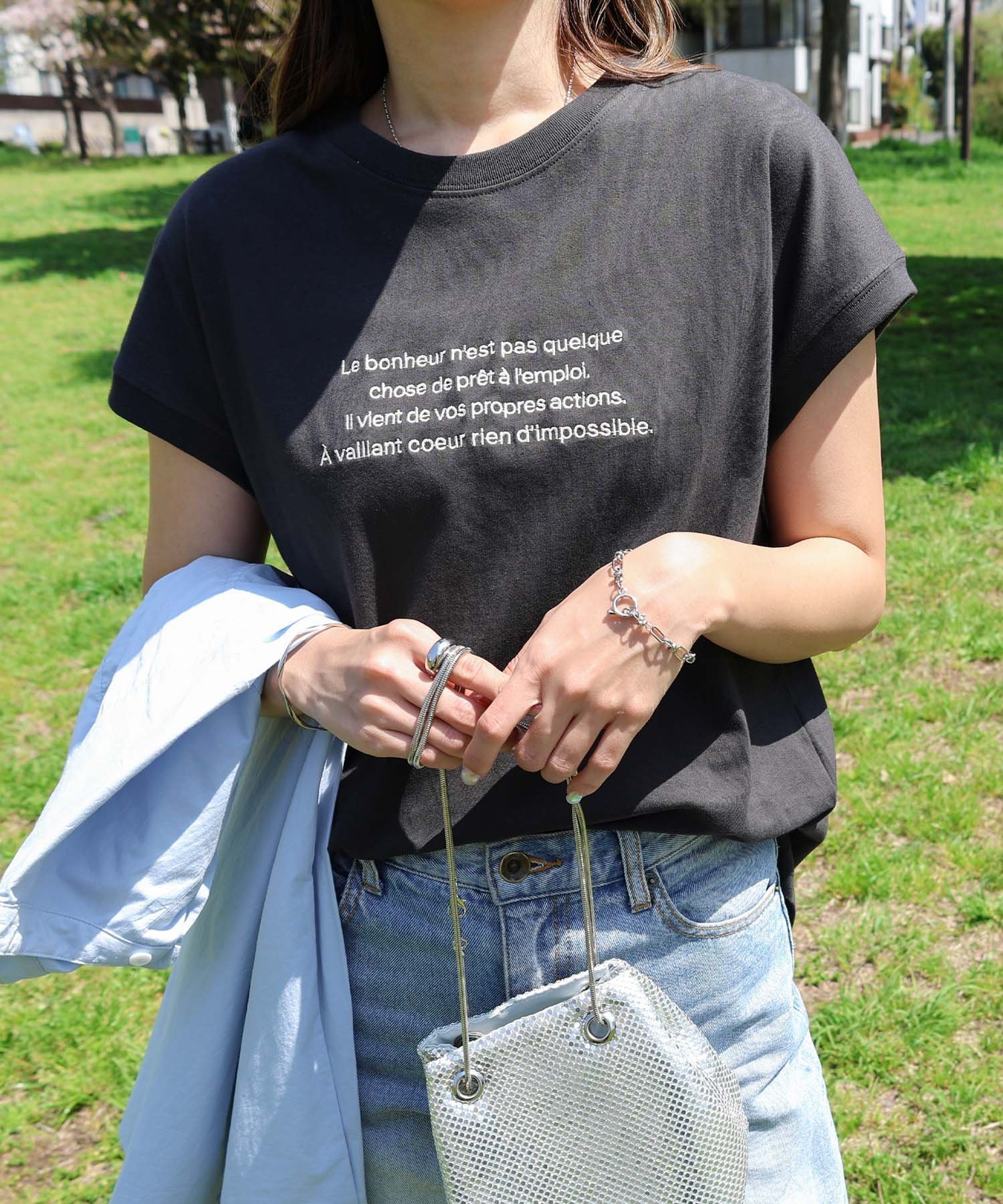 【アンドミー/andme】のロゴ 刺繍 エンブロイダリー フレンチスリーブ Tシャツ インテリア・キッズ・メンズ・レディースファッション・服の通販 founy(ファウニー) 　ファッション　Fashion　レディースファッション　Fashion for Women　トップス・カットソー　Cut & Sew Tops　シャツ・ブラウス・オフィスカジュアル　Elegant Blouses & Button-Ups　ロングTシャツ・Tシャツ　Longline T-Shirts & Tees　エンブロイダリー　Embroidery Design　スリット　Slit, Slit Detail　スリーブ　Sleeve, Long Sleeve / Short Sleeve　人気　Popular, Best Seller　フレンチ　French, French Style　ロング　Long, Long-Length　おすすめ　Recommended / Our Picks　チャコールグレー×アイボリー|ID: prp329100004981510 ipo3291000000037322967