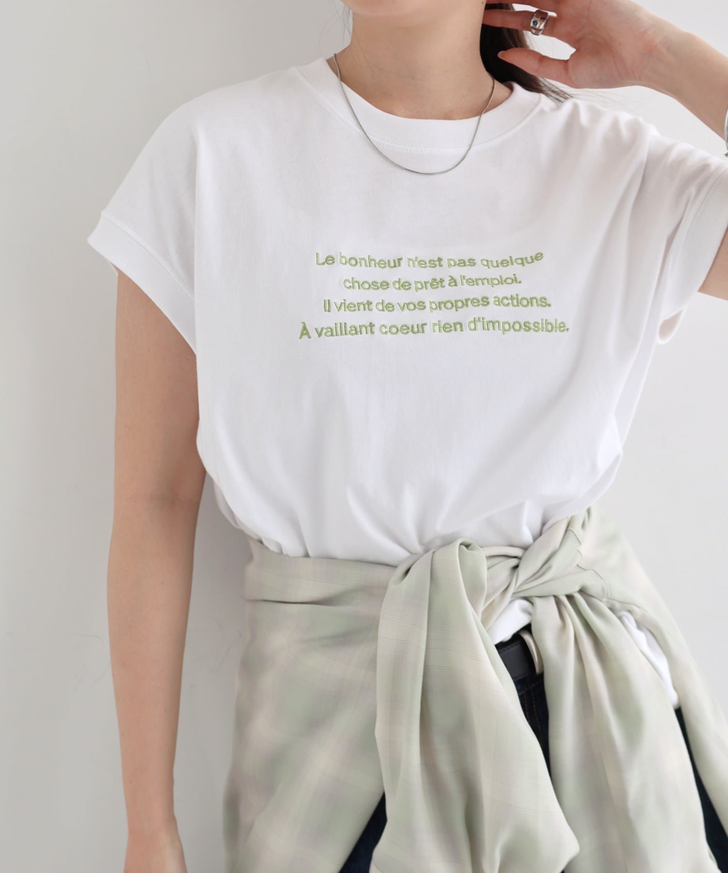 【アンドミー/andme】のロゴ 刺繍 エンブロイダリー フレンチスリーブ Tシャツ インテリア・キッズ・メンズ・レディースファッション・服の通販 founy(ファウニー) 　ファッション　Fashion　レディースファッション　Fashion for Women　トップス・カットソー　Cut & Sew Tops　シャツ・ブラウス・オフィスカジュアル　Elegant Blouses & Button-Ups　ロングTシャツ・Tシャツ　Longline T-Shirts & Tees　エンブロイダリー　Embroidery Design　スリット　Slit, Slit Detail　スリーブ　Sleeve, Long Sleeve / Short Sleeve　人気　Popular, Best Seller　フレンチ　French, French Style　ロング　Long, Long-Length　おすすめ　Recommended / Our Picks　オフホワイト×ライム|ID: prp329100004981510 ipo3291000000037322971