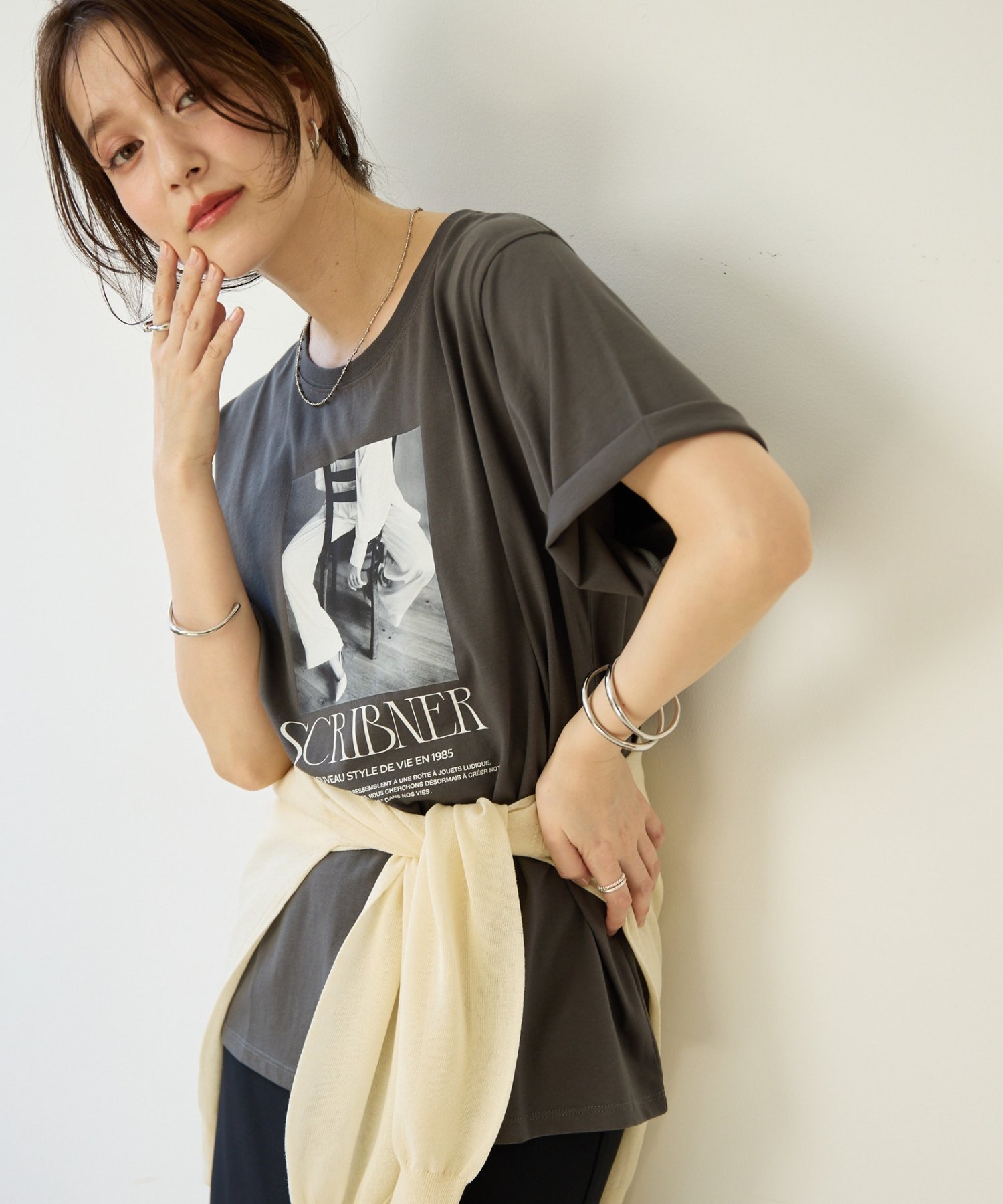 【ディスコート/Discoat】の【Noka】フォトプリントロゴ半袖Tシャツ インテリア・キッズ・メンズ・レディースファッション・服の通販 founy(ファウニー) 　ファッション　Fashion　レディースファッション　Fashion for Women　トップス・カットソー　Cut & Sew Tops　シャツ・ブラウス・オフィスカジュアル　Elegant Blouses & Button-Ups　ロングTシャツ・Tシャツ　Longline T-Shirts & Tees　2026年　2026　2026春夏・S/S　Spring/Summer 2026 SS26　シンプル　Simple, Minimal　プリント　Print, Printed Pattern　モノトーン　Monotone, Black and White　リラックス　Relax, Relaxed Fit　半袖　Short Sleeve, Half Sleeve　夏　Summer　チャコールグレー|ID: prp329100004981538 ipo3291000000037323070