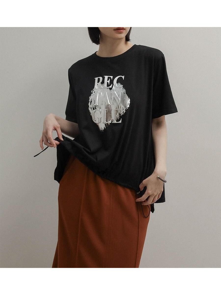 【ラシュッド/LASUD】のドロストヘム箔ロゴTシャツ インテリア・キッズ・メンズ・レディースファッション・服の通販 founy(ファウニー) 　ファッション　Fashion　レディースファッション　Fashion for Women　トップス・カットソー　Cut & Sew Tops　シャツ・ブラウス・オフィスカジュアル　Elegant Blouses & Button-Ups　ロングTシャツ・Tシャツ　Longline T-Shirts & Tees　ドレープ　Drape, Draping Fabric　ドローコード　Drawcord, Drawstring Cord　プリント　Print, Printed Pattern　エレガント 上品　Elegant　ブラック|ID: prp329100004981585 ipo3291000000037323206