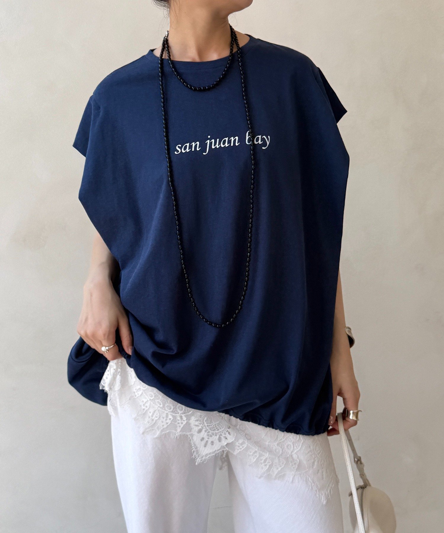 【ドゥドゥ/DouDou】の裾ドロストチュニックロゴTEE インテリア・キッズ・メンズ・レディースファッション・服の通販 founy(ファウニー) 　ファッション　Fashion　レディースファッション　Fashion for Women　トップス・カットソー　Cut & Sew Tops　スマート　Smart, Elegant　スリーブ　Sleeve, Long Sleeve / Short Sleeve　雑誌　Magazine, Fashion Magazine　チュニック　Tunic, Long Top　ドローストリング　Drawstring, Pull Cord　バランス　Balance, Style Balance　フレンチ　French, French Style　フロント　Front, Front Design　リラックス　Relax, Relaxed Fit　S/S・春夏　SS, Spring/Summer, Warm Season　再入荷　Restock / Back in Stock　夏　Summer　エレガント 上品　Elegant　2026年　2026　2026春夏・S/S　Spring/Summer 2026 SS26　ネイビー|ID: prp329100004981649 ipo3291000000037323463