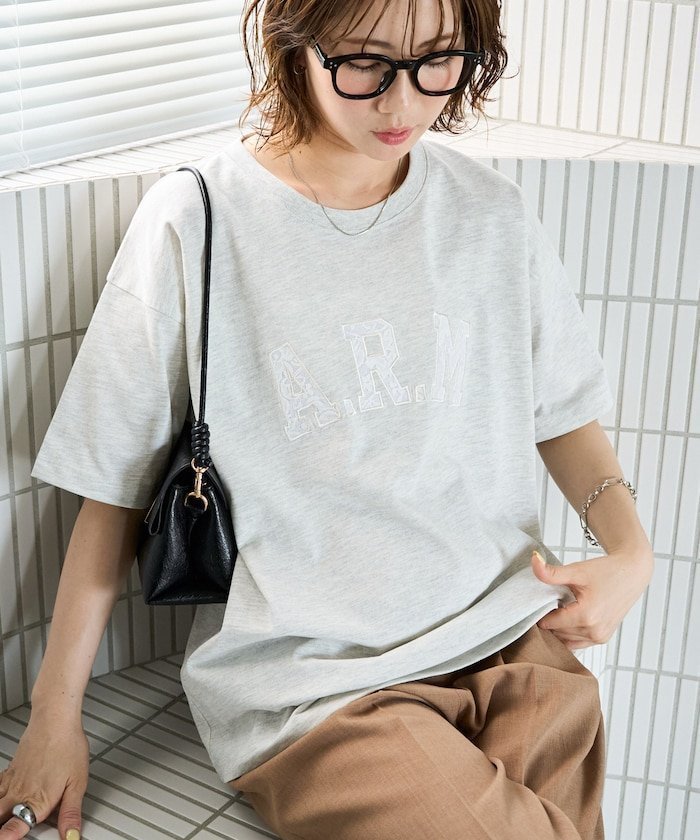 【フリークスストア/FREAK'S STORE】の限定展開 ARM レース パッチワーク 刺繍 半袖 Tシャツ インテリア・キッズ・メンズ・レディースファッション・服の通販 founy(ファウニー) 　ファッション　Fashion　レディースファッション　Fashion for Women　トップス・カットソー　Cut & Sew Tops　シャツ・ブラウス・オフィスカジュアル　Elegant Blouses & Button-Ups　ロングTシャツ・Tシャツ　Longline T-Shirts & Tees　2026年　2026　2026春夏・S/S　Spring/Summer 2026 SS26　シンプル　Simple, Minimal　トレンド　Trend, Trending Now　パッチワーク　Patchwork, Mixed Fabric　レース　Lace, Lace Fabric　半袖　Short Sleeve, Half Sleeve　夏　Summer　S/S・春夏　SS, Spring/Summer, Warm Season　ライトグレー|ID: prp329100004981652 ipo3291000000037323476