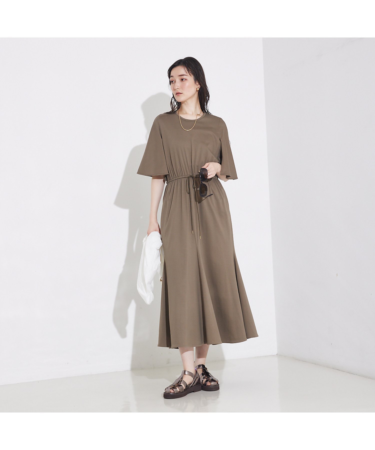 【カリテ/qualite】のケープワンピ インテリア・キッズ・メンズ・レディースファッション・服の通販 founy(ファウニー) 　ファッション　Fashion　レディースファッション　Fashion for Women　ワンピース　Dresses　エレガント 上品　Elegant　コンパクト　Compact, Small Size　シンプル　Simple, Minimal　スニーカー　Sneakers, Trainers　ダウン　Down, Puffer　バランス　Balance, Style Balance　フレア　Flare, Flared　リラックス　Relax, Relaxed Fit　カーキ|ID: prp329100004981853 ipo3291000000037324308