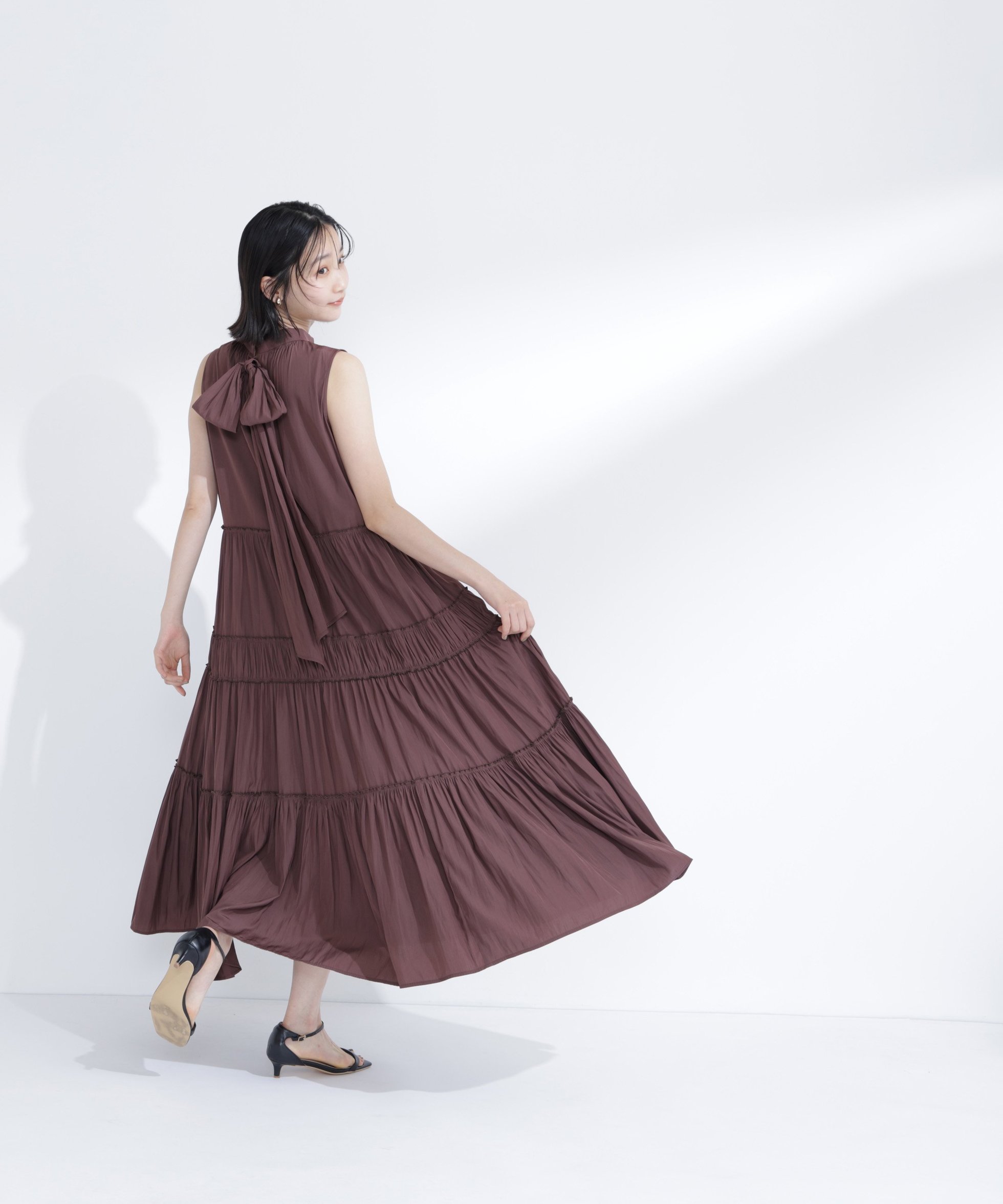 【ナチュラル ビューティー ベーシック/NATURAL BEAUTY BASIC】のバックリボンティアードワンピース インテリア・キッズ・メンズ・レディースファッション・服の通販 founy(ファウニー) 　ファッション　Fashion　レディースファッション　Fashion for Women　ワンピース　Dresses　ギャザー　Gathered, Ruffled　ティアードワンピース　Tiered Dress, Flared Dress　リボン　Ribbon, Bow　ワッシャー　Washer, Crinkled Finish　ダークブラウン1|ID: prp329100004982074 ipo3291000000037325079