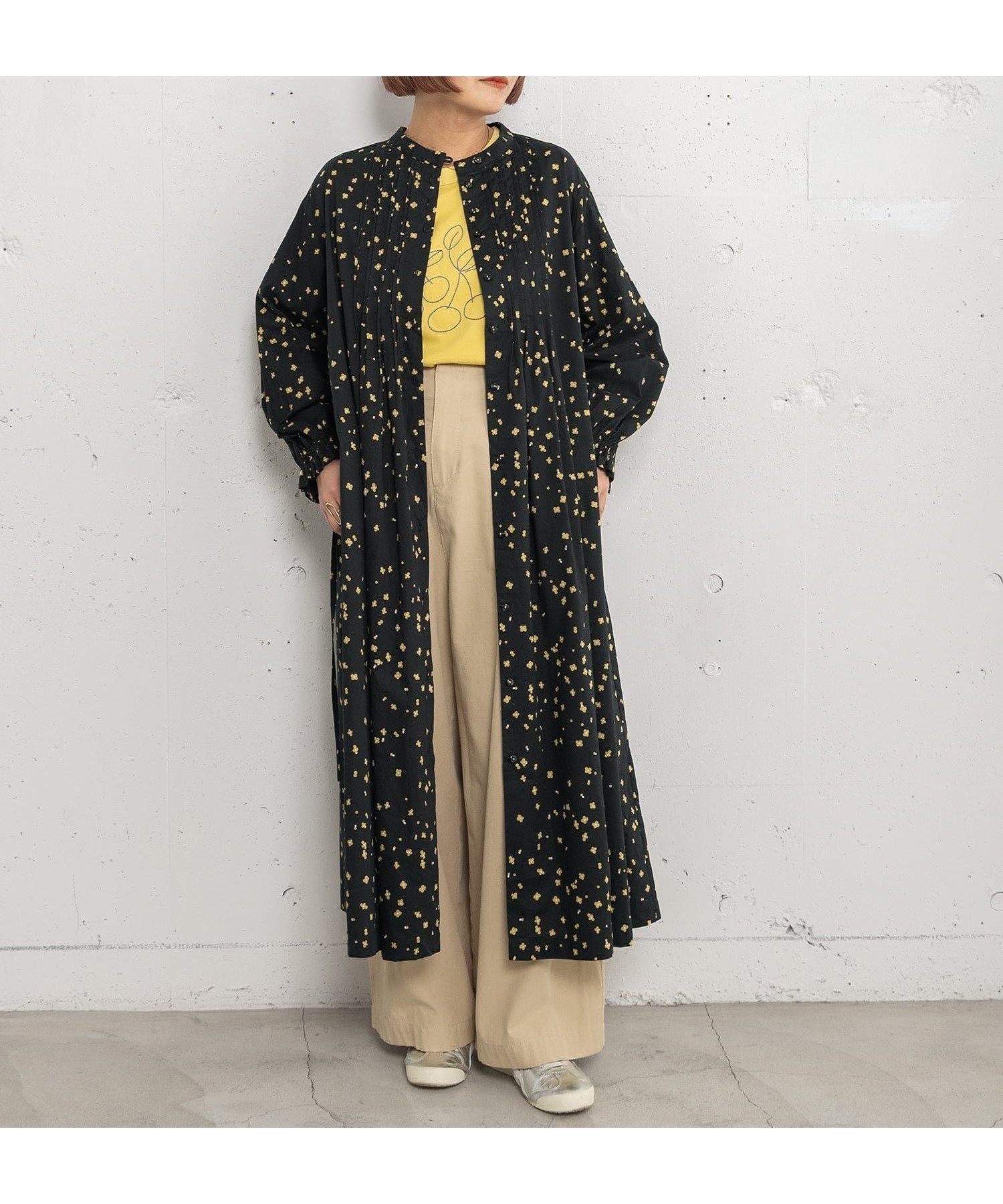 【プードゥドゥ/POU DOU DOU】のランダムフラワープリントタックワンピース インテリア・キッズ・メンズ・レディースファッション・服の通販 founy(ファウニー) 　ファッション　Fashion　レディースファッション　Fashion for Women　ワンピース　Dresses　シンプル　Simple, Minimal　スマート　Smart, Elegant　ドット　Polka Dot, Dot Pattern　フォルム　Silhouette, Form　フリル　Frill, Ruffle　フロント　Front, Front Design　ポケット　Pocket, Pocket Detail　リラックス　Relax, Relaxed Fit　エレガント 上品　Elegant　羽織　Haori, Light Jacket　ブラック|ID: prp329100004982284 ipo3291000000037325820