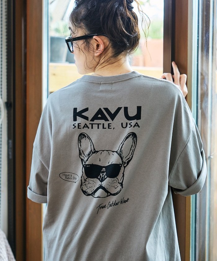 【フリークスストア/FREAK'S STORE】のKAVU×FREAK S STORE/カブー 別注 ビッグシルエット バックデザイン 刺繍ワッペン Tシャツ / DOG【限定展開】 インテリア・キッズ・メンズ・レディースファッション・服の通販 founy(ファウニー) 　ファッション　Fashion　レディースファッション　Fashion for Women　トップス・カットソー　Cut & Sew Tops　シャツ・ブラウス・オフィスカジュアル　Elegant Blouses & Button-Ups　ロングTシャツ・Tシャツ　Longline T-Shirts & Tees　バッグ　Bags　アウトドア　Outdoor Clothing　カーゴパンツ　Cargo Pants, Utility Pants　ショーツ　Shorts, Short Pants　シンプル　Simple, Minimal　デニム　Denim, Jeans Material　トレンド　Trend, Trending Now　定番　Standard, Basic Item　人気　Popular, Best Seller　ビッグ　Big, Oversized　フロント　Front, Front Design　ボトム　Bottoms, Lower Wear　別注　Limited Edition, Custom Order　ワイド　Wide, Wide Fit　ワンポイント　One Point, Statement Accent　S/S・春夏　SS, Spring/Summer, Warm Season　おすすめ　Recommended / Our Picks　犬　Dog　夏　Summer　2026年　2026　2026春夏・S/S　Spring/Summer 2026 SS26　グレージュ|ID: prp329100004982380 ipo3291000000037326361