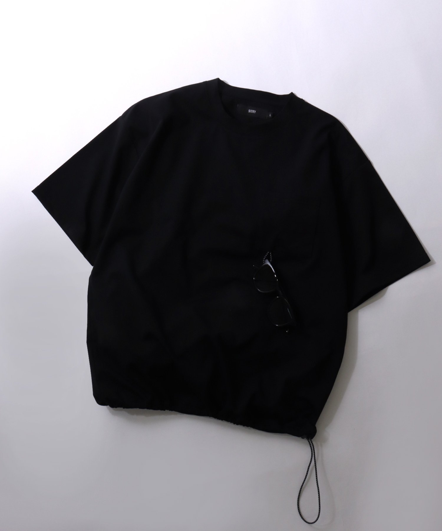 【シトリー/SITRY】のSITRY シトリー 別注 Tシャツ メンズ 吸水速乾 UVカット ストレッチ オーバーサイズ ドローコード 半袖 ユニセックス レディース ティーシャツ インテリア・キッズ・メンズ・レディースファッション・服の通販 founy(ファウニー) 　ファッション　Fashion　レディースファッション　Fashion for Women　トップス・カットソー　Cut & Sew Tops　シャツ・ブラウス・オフィスカジュアル　Elegant Blouses & Button-Ups　ロングTシャツ・Tシャツ　Longline T-Shirts & Tees　カーゴパンツ　Cargo Pants, Utility Pants　キャップ　Cap, Baseball Cap　グラス　Glass, Eyewear　吸水　Absorbent, Quick-Dry　ショート　Short, Short Length　ストレッチ　Stretch, Stretchy Fabric　スポーツ　Sports, Activewear　デニム　Denim, Jeans Material　ドローコード　Drawcord, Drawstring Cord　人気　Popular, Best Seller　ビッグ　Big, Oversized　ファブリック　Fabric, Textile　ポケット　Pocket, Pocket Detail　別注　Limited Edition, Custom Order　半袖　Short Sleeve, Half Sleeve　メンズ　Men's, Menswear　無地　Plain, Solid Color　ワイド　Wide, Wide Fit　再入荷　Restock / Back in Stock　プチプライス・低価格　Affordable / Budget Price　おすすめ　Recommended / Our Picks　夏　Summer　ブラック|ID: prp329100004982387 ipo3291000000037326400