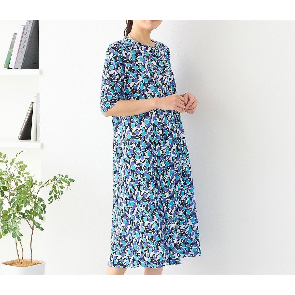 【ロブジェ/LOBJIE】の【洗える】幾何フラワーワンピース インテリア・キッズ・メンズ・レディースファッション・服の通販 founy(ファウニー) 　ファッション　Fashion　レディースファッション　Fashion for Women　ワンピース　Dresses　カットソー　Cut and Sewn Top　カーディガン　Cardigan, Knitwear　ジャケット　Jacket, Outerwear　ストレッチ　Stretch, Stretchy Fabric　トレンド　Trend, Trending Now　フラワー　Flower, Floral　モダン　Modern, Contemporary　夏　Summer　春　Spring　S/S・春夏　SS, Spring/Summer, Warm Season　洗える　Machine Washable　ブルー|ID: prp329100004982480 ipo3291000000037326779