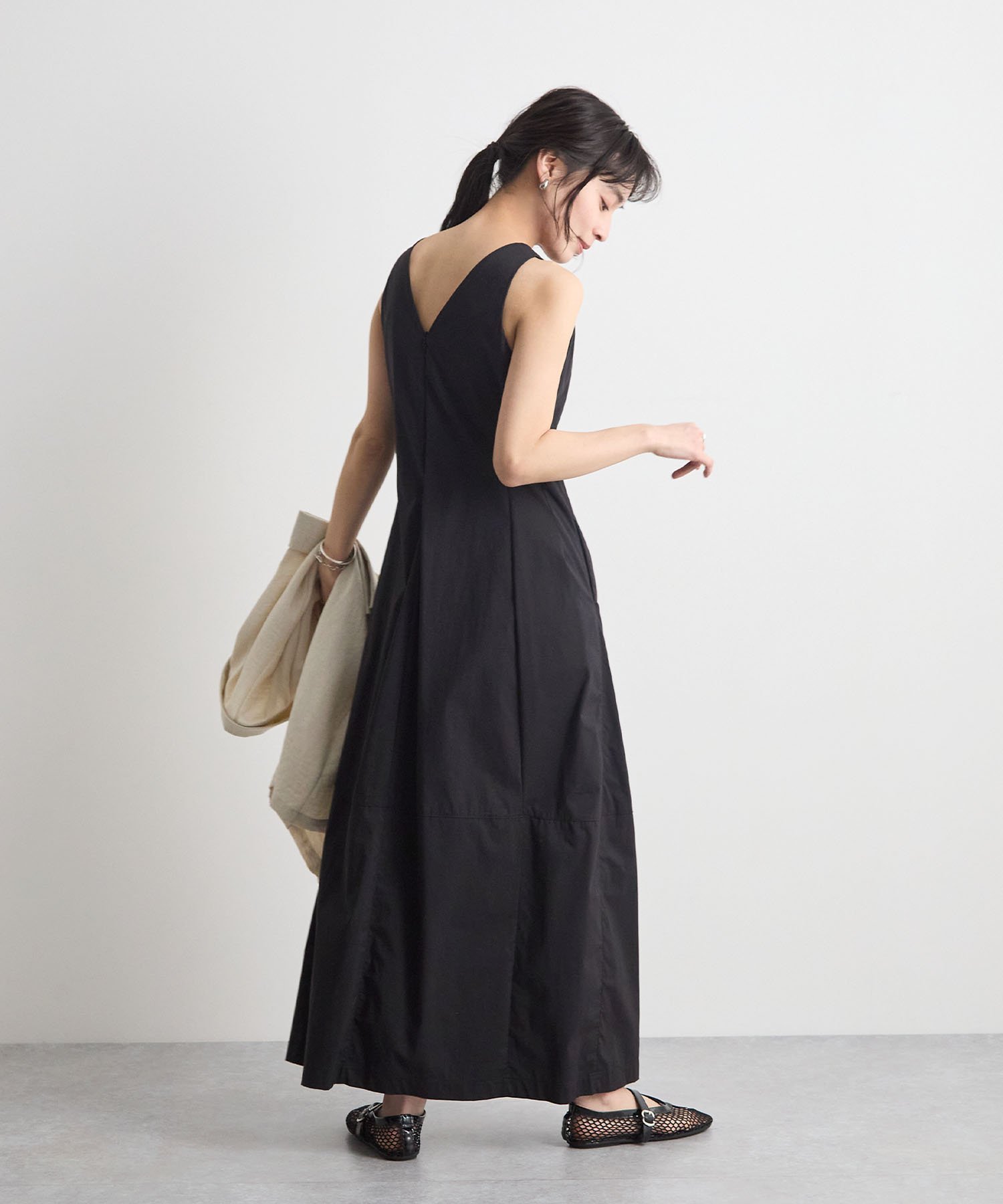 【フューティアランド/futier land】のノースリーブタックワンピース インテリア・キッズ・メンズ・レディースファッション・服の通販 founy(ファウニー) 　ファッション　Fashion　レディースファッション　Fashion for Women　ワンピース　Dresses　おすすめ　Recommended / Our Picks　カーディガン　Cardigan, Knitwear　コンパクト　Compact, Small Size　スタイリッシュ　Stylish, Fashionable　スニーカー　Sneakers, Trainers　フロント　Front, Front Design　ロング　Long, Long-Length　ブラック|ID: prp329100004982491 ipo3291000000037326817