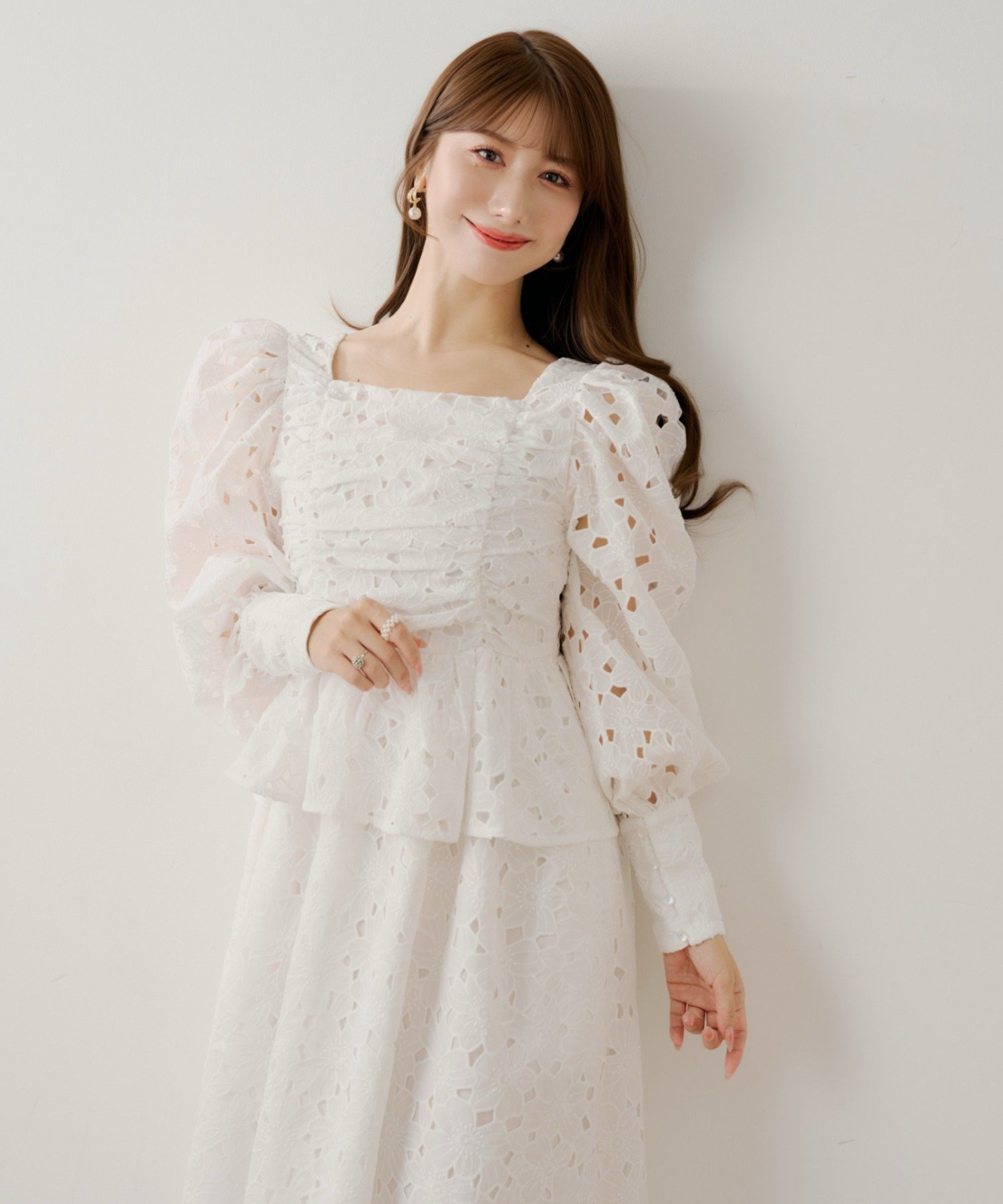 【パルグループ/PAL GROUP】の【Chico】パワショルレースペプラムワンピース インテリア・キッズ・メンズ・レディースファッション・服の通販 founy(ファウニー) 　ファッション　Fashion　レディースファッション　Fashion for Women　ワンピース　Dresses　アクセサリー　Fashion Accessories　コラボ　Collaboration, Collab　スクエア　Square, Square Shape　デコルテ　Décolleté, Neckline　フェミニン　Feminine, Girly　ペプラム　Peplum, Flared Hem　レース　Lace, Lace Fabric　おすすめ　Recommended / Our Picks　ホワイト|ID: prp329100004982580 ipo3291000000037327138