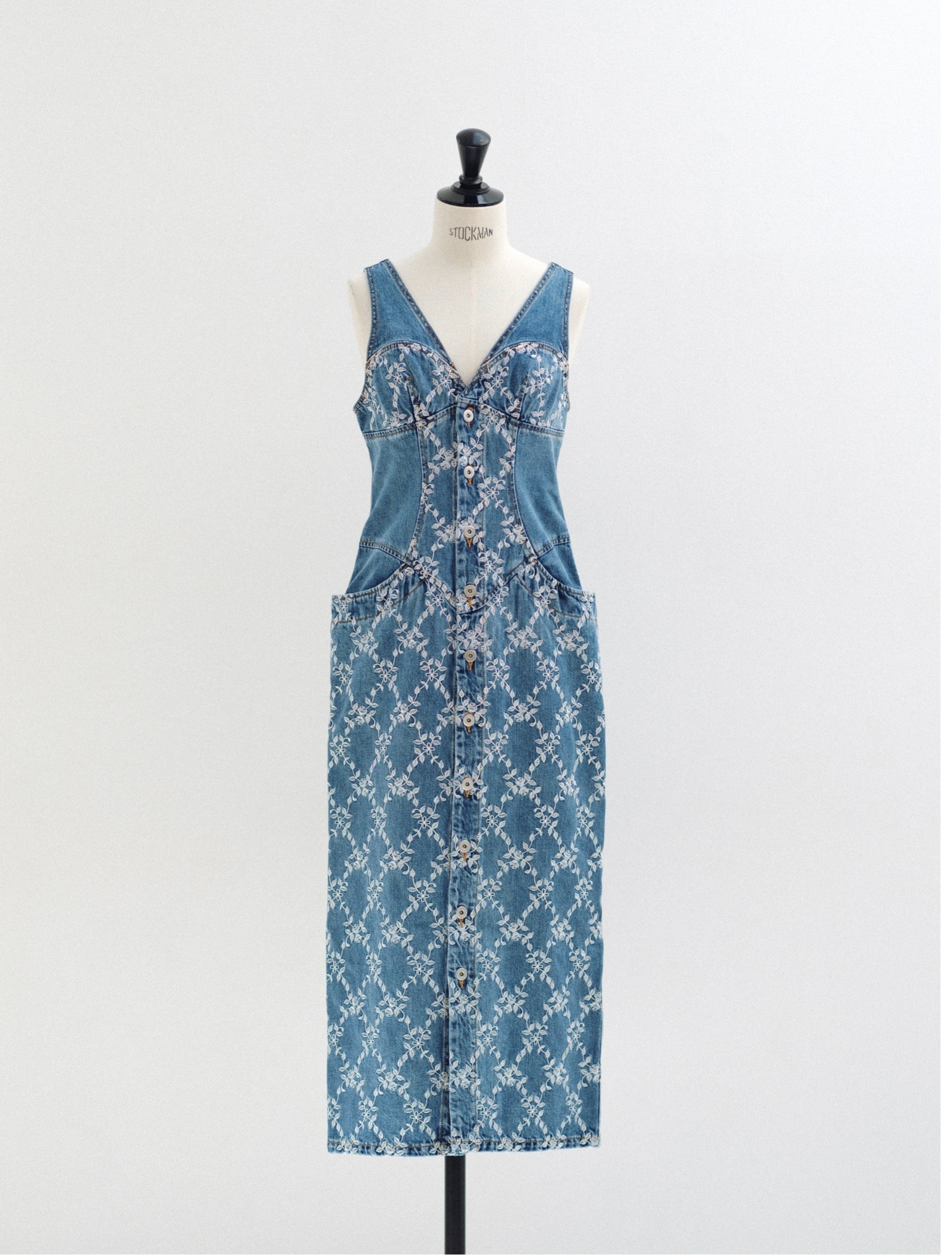 【フェティコ/FETICO】のDENIM EMBROIDERED SLEEVELESS DRESS インテリア・キッズ・メンズ・レディースファッション・服の通販 founy(ファウニー) 　ファッション　Fashion　レディースファッション　Fashion for Women　トップス・カットソー　Cut & Sew Tops　ワンピース　Dresses　フォーマル・パーティードレス・結婚式用ドレス　Elegant & Casual Dresses　デニム　Denim, Jeans Material　ドレス　Dress, One-Piece　ポケット　Pocket, Pocket Detail　モチーフ　Motif, Design Theme　ヴィンテージ　Vintage Style　エレガント 上品　Elegant　INDIGO|ID: prp329100004982692 ipo3291000000037327505