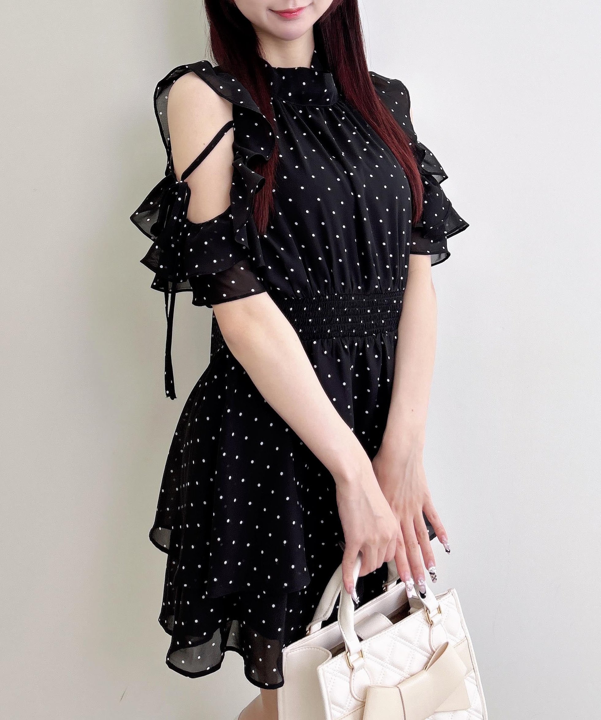 【イング/INGNI】の2Wayリボン肩あきフリルミニワンピ インテリア・キッズ・メンズ・レディースファッション・服の通販 founy(ファウニー) 　ファッション　Fashion　レディースファッション　Fashion for Women　ワンピース　Dresses　春　Spring　クラシカル　Classical, Vintage-Inspired　シアー　Sheer, See-Through　シフォン　Chiffon, Lightweight Fabric　ショルダー　Shoulder, Shoulder Strap　スマホ　Smartphone, Mobile Device　チェック　Check, Plaid, Tartan　チュニック　Tunic, Long Top　デニム　Denim, Jeans Material　トレンド　Trend, Trending Now　ドット　Polka Dot, Dot Pattern　ドレープ　Drape, Draping Fabric　ハイネック　High Neck, Mock Neck　フィット　Fit, Slim Fit　フリル　Frill, Ruffle　半袖　Short Sleeve, Half Sleeve　リボン　Ribbon, Bow　S/S・春夏　SS, Spring/Summer, Warm Season　おすすめ　Recommended / Our Picks　夏　Summer　クロ/ドット|ID: prp329100004982885 ipo3291000000037328844