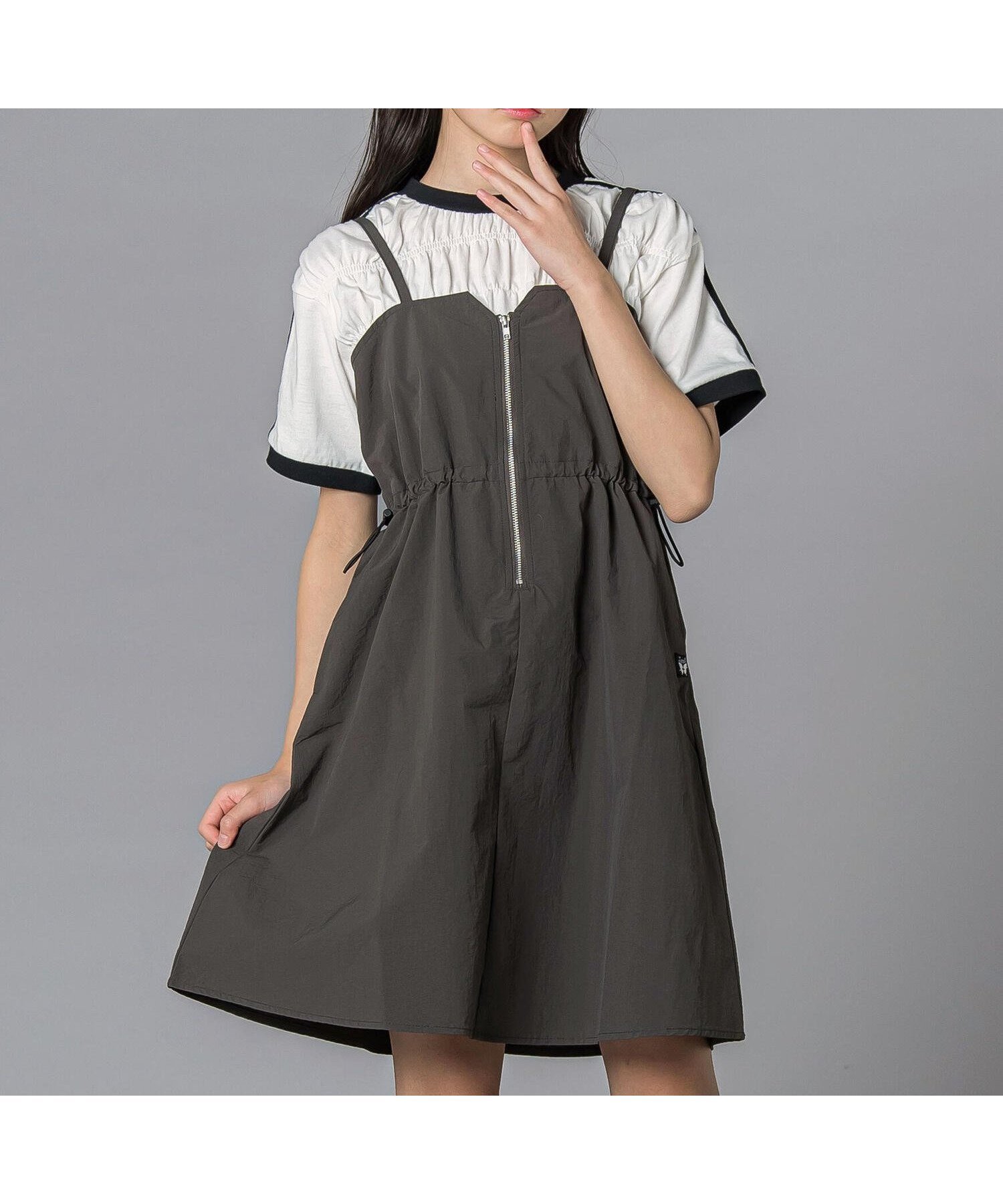 【ベベ オンライン ストア/BEBE ONLINE STORE / KIDS】のZIPナイロンキャミジャンパースカート(130~160cm) インテリア・キッズ・メンズ・レディースファッション・服の通販 founy(ファウニー) 　ファッション　Fashion　キッズファッション　Fashion for Kids　春　Spring　クール　Cool, Chic　シンプル　Simple, Minimal　スポーティ　Sporty, Casual Athletic　トレンド　Trend, Trending Now　フロント　Front, Front Design　ポケット　Pocket, Pocket Detail　S/S・春夏　SS, Spring/Summer, Warm Season　夏　Summer　エレガント 上品　Elegant　2026年　2026　2026春夏・S/S　Spring/Summer 2026 SS26　グレー|ID: prp329100004983040 ipo3291000000037329884