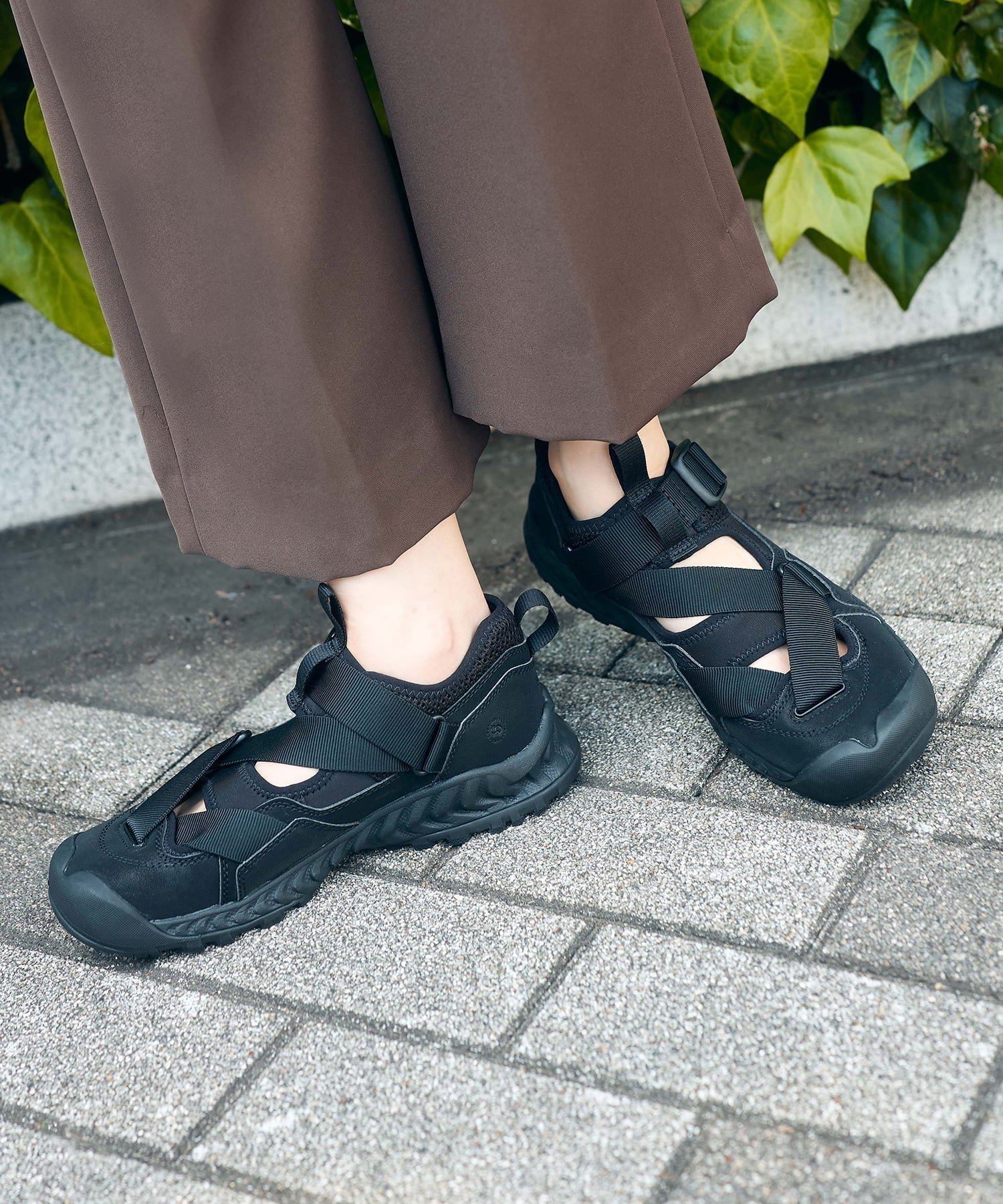 【キーン/KEEN】のALL GENDER HOODZERRA SANDAL ユニセックス フッドゼラ サンダル インテリア・キッズ・メンズ・レディースファッション・服の通販 founy(ファウニー) 　ファッション　Fashion　レディースファッション　Fashion for Women　アウトドア　Outdoor Clothing　クッション　Cushion, Throw Pillow　軽量　Lightweight, Ultra Light　サンダル　Sandals, Summer Shoes　スニーカー　Sneakers, Trainers　ソックス　Socks, Hosiery　フィット　Fit, Slim Fit　メッシュ　Mesh, Net Fabric　ライニング　Inner Lining, Inner Fabric, Lined　ラップ　Wrap, Wrap Design　BLACK/BLACK|ID: prp329100004983052 ipo3291000000037329984