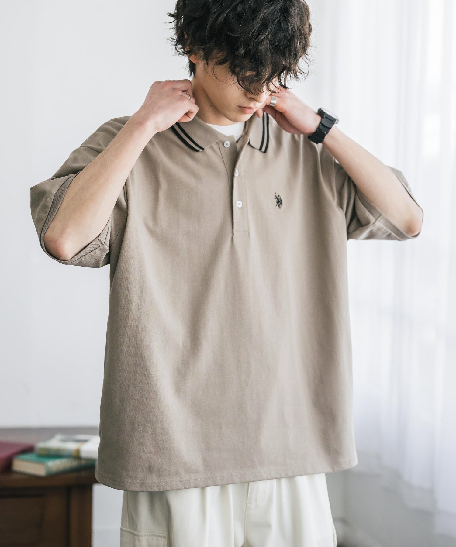 【ロッキーモンロー/Rocky Monroe】のU.S. POLO ASSN. 別注コラボワンポイントロゴ刺繍天竺半袖ポロ インテリア・キッズ・メンズ・レディースファッション・服の通販 founy(ファウニー) 　ファッション　Fashion　レディースファッション　Fashion for Women　トップス・カットソー　Cut & Sew Tops　コラボ　Collaboration, Collab　シンプル　Simple, Minimal　スポーツ　Sports, Activewear　スリット　Slit, Slit Detail　バランス　Balance, Style Balance　ポロシャツ　Polo Shirt, Collared Tee　別注　Limited Edition, Custom Order　半袖　Short Sleeve, Half Sleeve　メンズ　Men's, Menswear　リラックス　Relax, Relaxed Fit　ワイド　Wide, Wide Fit　再入荷　Restock / Back in Stock　おすすめ　Recommended / Our Picks　2026年　2026　2026春夏・S/S　Spring/Summer 2026 SS26　ベージュ|ID: prp329100004983096 ipo3291000000037330206