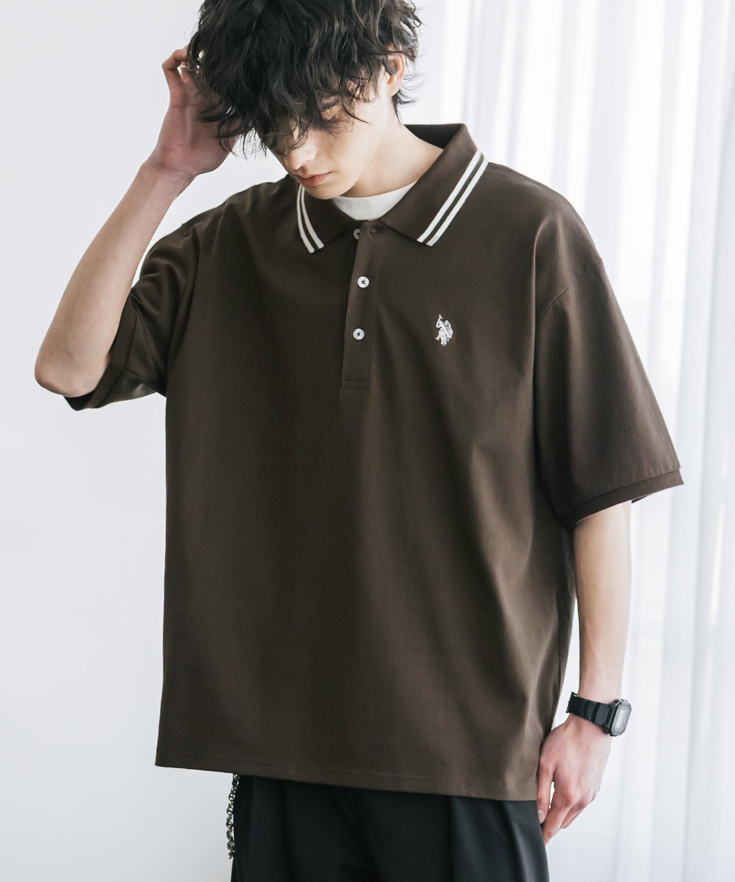 【ロッキーモンロー/Rocky Monroe】のU.S. POLO ASSN. 別注コラボワンポイントロゴ刺繍天竺半袖ポロ インテリア・キッズ・メンズ・レディースファッション・服の通販 founy(ファウニー) 　ファッション　Fashion　レディースファッション　Fashion for Women　トップス・カットソー　Cut & Sew Tops　コラボ　Collaboration, Collab　シンプル　Simple, Minimal　スポーツ　Sports, Activewear　スリット　Slit, Slit Detail　バランス　Balance, Style Balance　ポロシャツ　Polo Shirt, Collared Tee　別注　Limited Edition, Custom Order　半袖　Short Sleeve, Half Sleeve　メンズ　Men's, Menswear　リラックス　Relax, Relaxed Fit　ワイド　Wide, Wide Fit　再入荷　Restock / Back in Stock　おすすめ　Recommended / Our Picks　2026年　2026　2026春夏・S/S　Spring/Summer 2026 SS26　ブラウン|ID: prp329100004983096 ipo3291000000037330208