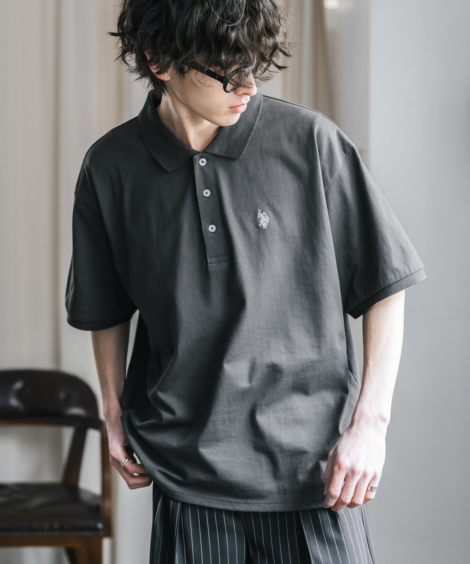 【ロッキーモンロー/Rocky Monroe】のU.S. POLO ASSN. 別注コラボワンポイントロゴ刺繍天竺半袖ポロ インテリア・キッズ・メンズ・レディースファッション・服の通販 founy(ファウニー) 　ファッション　Fashion　レディースファッション　Fashion for Women　トップス・カットソー　Cut & Sew Tops　コラボ　Collaboration, Collab　シンプル　Simple, Minimal　スポーツ　Sports, Activewear　スリット　Slit, Slit Detail　バランス　Balance, Style Balance　ポロシャツ　Polo Shirt, Collared Tee　別注　Limited Edition, Custom Order　半袖　Short Sleeve, Half Sleeve　メンズ　Men's, Menswear　リラックス　Relax, Relaxed Fit　ワイド　Wide, Wide Fit　再入荷　Restock / Back in Stock　おすすめ　Recommended / Our Picks　2026年　2026　2026春夏・S/S　Spring/Summer 2026 SS26　チャコール|ID: prp329100004983096 ipo3291000000037330209