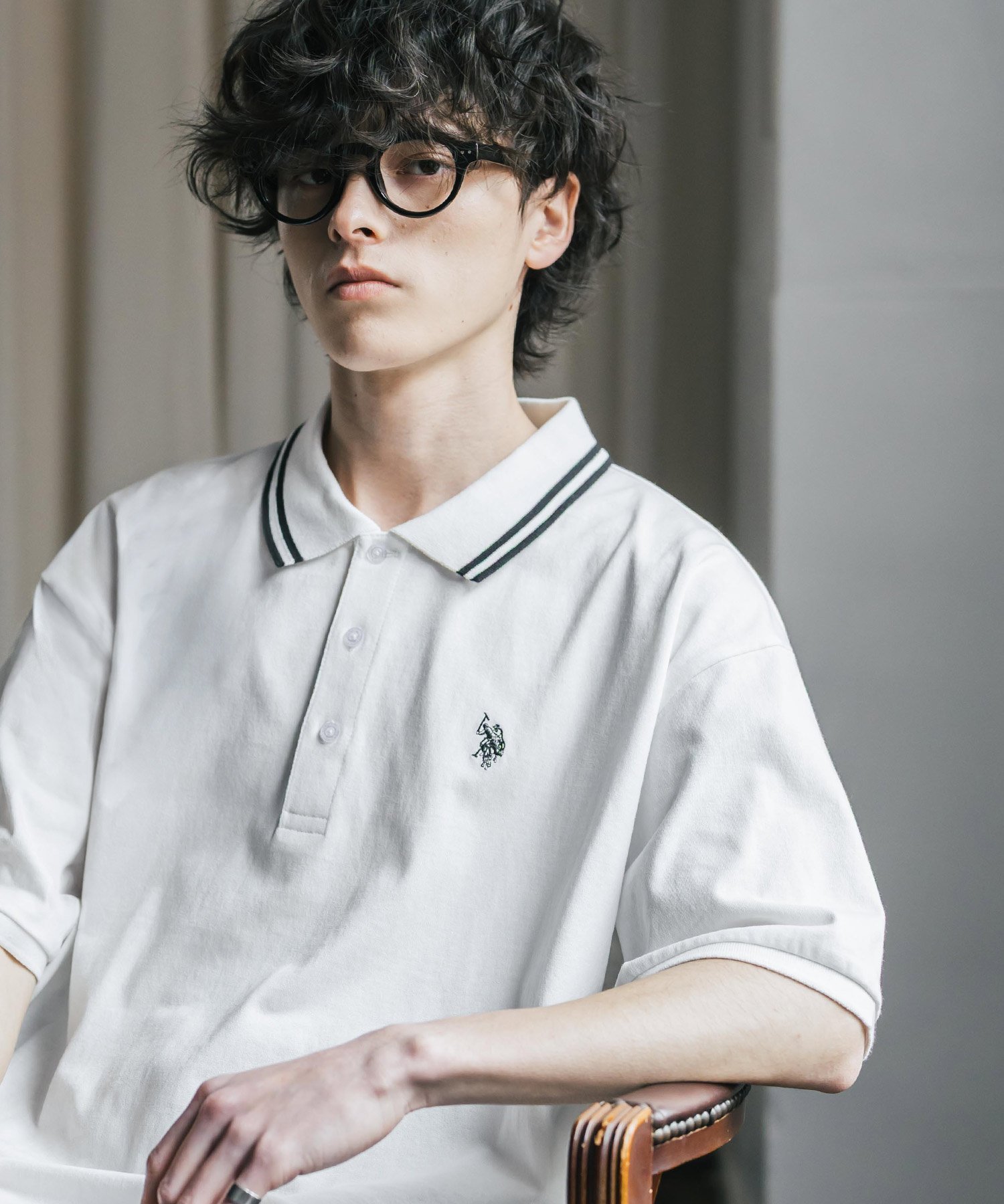 【ロッキーモンロー/Rocky Monroe】のU.S. POLO ASSN. 別注コラボワンポイントロゴ刺繍天竺半袖ポロ インテリア・キッズ・メンズ・レディースファッション・服の通販 founy(ファウニー) 　ファッション　Fashion　レディースファッション　Fashion for Women　トップス・カットソー　Cut & Sew Tops　コラボ　Collaboration, Collab　シンプル　Simple, Minimal　スポーツ　Sports, Activewear　スリット　Slit, Slit Detail　バランス　Balance, Style Balance　ポロシャツ　Polo Shirt, Collared Tee　別注　Limited Edition, Custom Order　半袖　Short Sleeve, Half Sleeve　メンズ　Men's, Menswear　リラックス　Relax, Relaxed Fit　ワイド　Wide, Wide Fit　再入荷　Restock / Back in Stock　おすすめ　Recommended / Our Picks　2026年　2026　2026春夏・S/S　Spring/Summer 2026 SS26　ホワイト|ID: prp329100004983096 ipo3291000000037330213