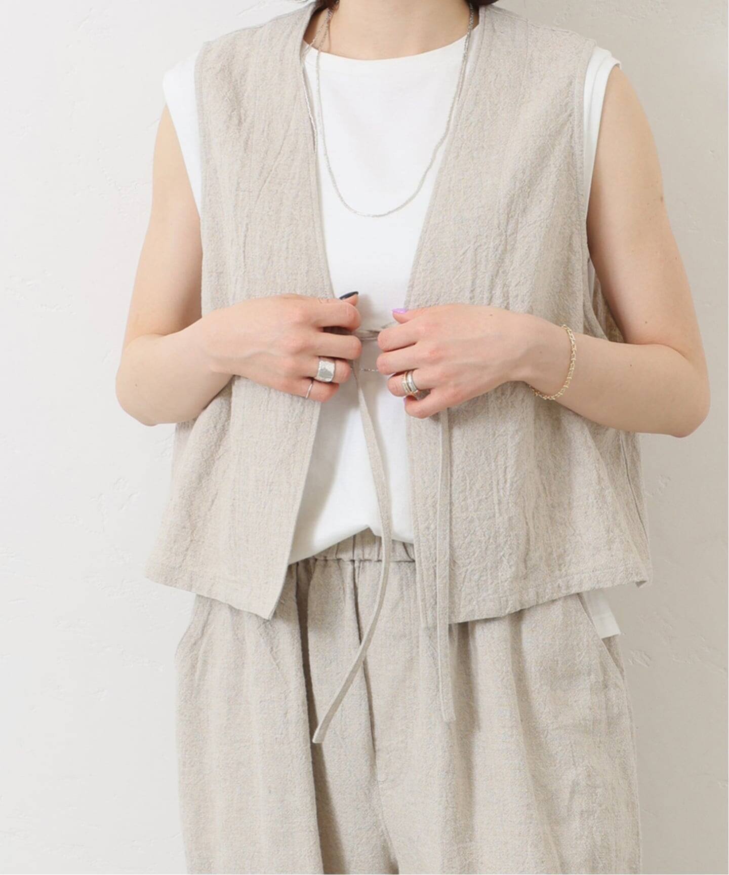 【ジャーナルスタンダード ラックス/journal standard luxe】のリネンキャンバス ノットベスト インテリア・キッズ・メンズ・レディースファッション・服の通販 founy(ファウニー) 　ファッション　Fashion　レディースファッション　Fashion for Women　アウター　Coat / Outerwear Collection　トップス・カットソー　Cut & Sew Tops　ベスト&ジレ / 重ね着スタイル　Vests & Gilets　キャンバス　Canvas, Canvas Fabric　ショート　Short, Short Length　シンプル　Simple, Minimal　スマート　Smart, Elegant　タンク　Tank Top, Sleeveless Top　フロント　Front, Front Design　ベスト　Vest, Waistcoat　リネン　Linen, Linen Fabric　ワッシャー　Washer, Crinkled Finish　2026年　2026　2026春夏・S/S　Spring/Summer 2026 SS26　ナチュラル|ID: prp329100004983192 ipo3291000000037330724