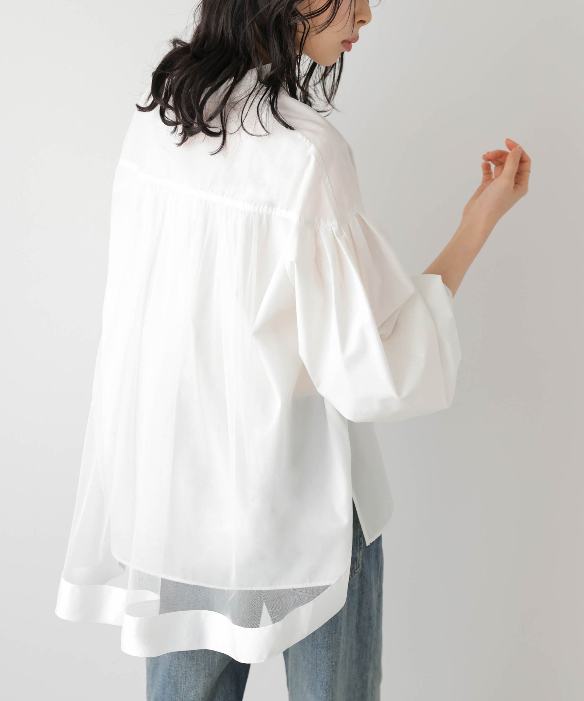 【ラジュール/Lajour】のバックギャザーチュールシャツ インテリア・キッズ・メンズ・レディースファッション・服の通販 founy(ファウニー) 　ファッション　Fashion　レディースファッション　Fashion for Women　トップス・カットソー　Cut & Sew Tops　シャツ・ブラウス・オフィスカジュアル　Elegant Blouses & Button-Ups　バッグ　Bags　ギャザー　Gathered, Ruffled　チュール　Tulip, Tulip Motif　ドッキング　Docking, Mixed Material　フェミニン　Feminine, Girly　リラックス　Relax, Relaxed Fit　ホワイト|ID: prp329100004983201 ipo3291000000037330770