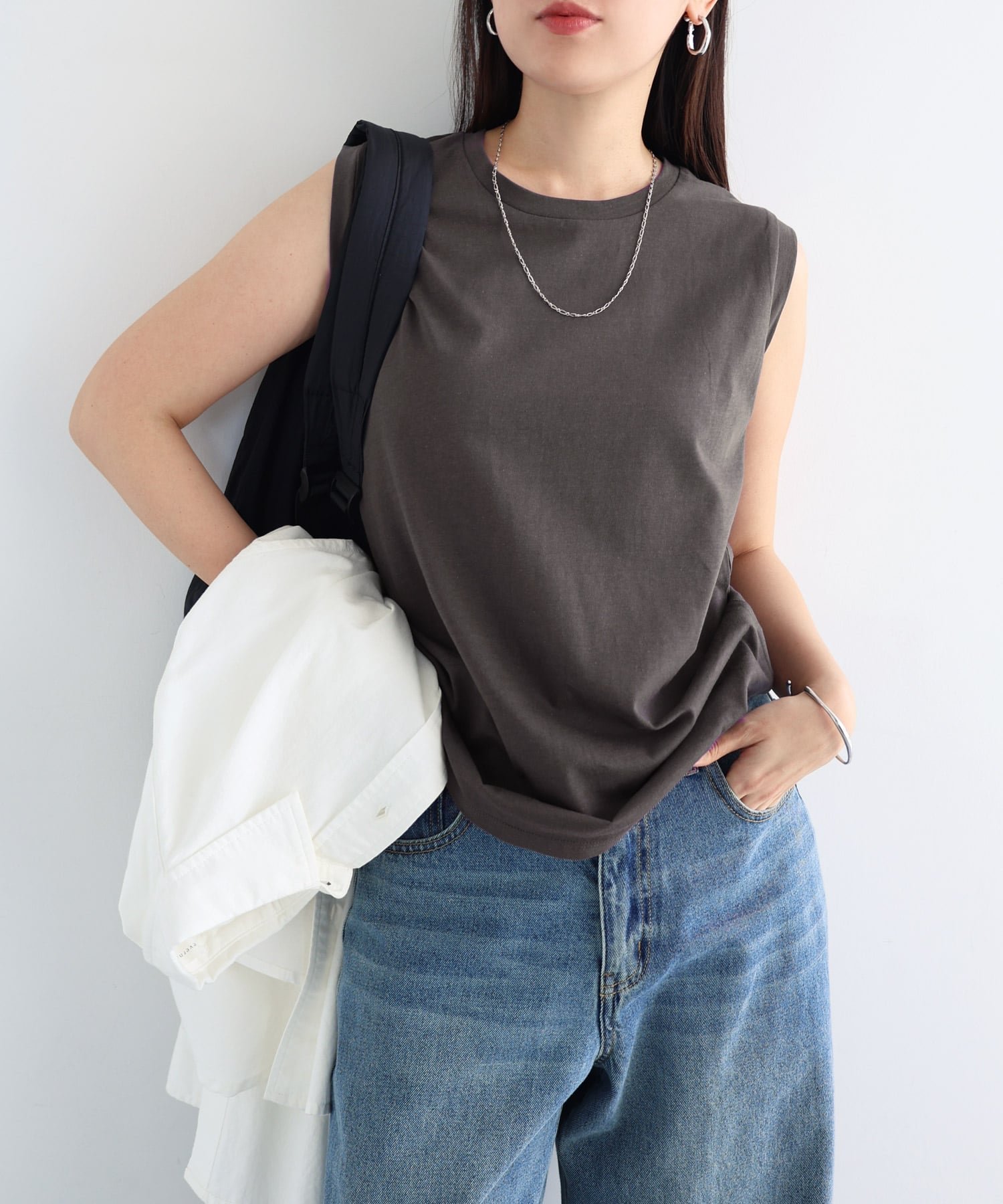 【アンドミー/andme】のコットン 天竺 ノースリーブ トップス Tシャツ インテリア・キッズ・メンズ・レディースファッション・服の通販 founy(ファウニー) 　ファッション　Fashion　レディースファッション　Fashion for Women　トップス・カットソー　Cut & Sew Tops　キャミソール&ノースリーブ　Camisoles & Sleeveless Tops　シャツ・ブラウス・オフィスカジュアル　Elegant Blouses & Button-Ups　ロングTシャツ・Tシャツ　Longline T-Shirts & Tees　コンパクト　Compact, Small Size　サロペ　Salopette, Salopette Dress　ジャケット　Jacket, Outerwear　ノースリーブ　Sleeveless, No-Sleeve　ベーシック　Basic, Essential　チャコールグレー|ID: prp329100004983209 ipo3291000000037330811