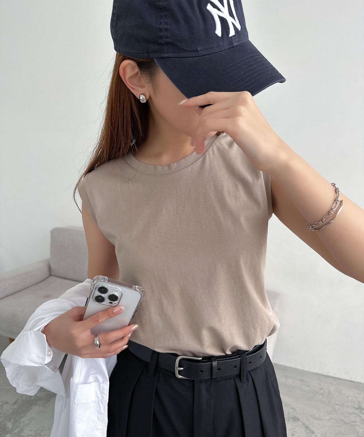 【アンドミー/andme】のコットン 天竺 ノースリーブ トップス Tシャツ インテリア・キッズ・メンズ・レディースファッション・服の通販 founy(ファウニー) 　ファッション　Fashion　レディースファッション　Fashion for Women　トップス・カットソー　Cut & Sew Tops　キャミソール&ノースリーブ　Camisoles & Sleeveless Tops　シャツ・ブラウス・オフィスカジュアル　Elegant Blouses & Button-Ups　ロングTシャツ・Tシャツ　Longline T-Shirts & Tees　コンパクト　Compact, Small Size　サロペ　Salopette, Salopette Dress　ジャケット　Jacket, Outerwear　ノースリーブ　Sleeveless, No-Sleeve　ベーシック　Basic, Essential　グレージュ|ID: prp329100004983209 ipo3291000000037330812