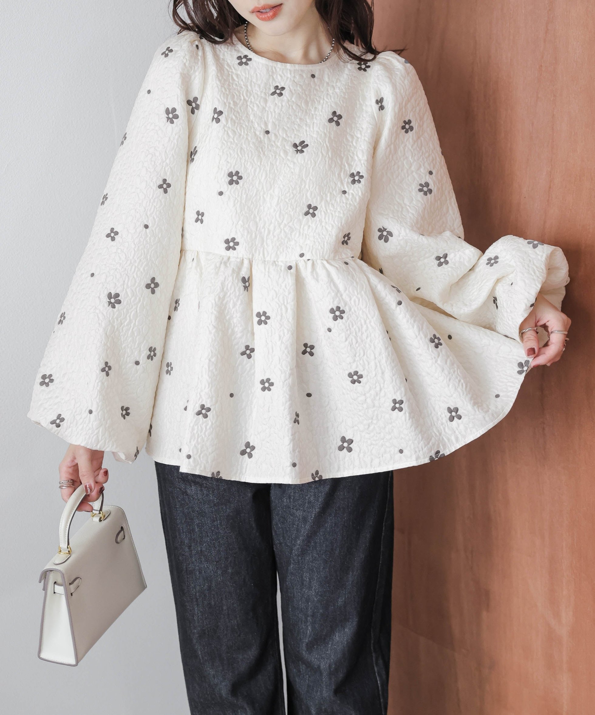 【ラジュール/Lajour】のフラワージャガードペプラムトップス インテリア・キッズ・メンズ・レディースファッション・服の通販 founy(ファウニー) 　ファッション　Fashion　レディースファッション　Fashion for Women　トップス・カットソー　Cut & Sew Tops　シンプル　Simple, Minimal　スリーブ　Sleeve, Long Sleeve / Short Sleeve　バルーン　Balloon, Balloon Silhouette　フェミニン　Feminine, Girly　ペプラム　Peplum, Flared Hem　エレガント 上品　Elegant　切替　Switching, Contrast Panel　長袖アイボリー|ID: prp329100004983231 ipo3291000000037330930