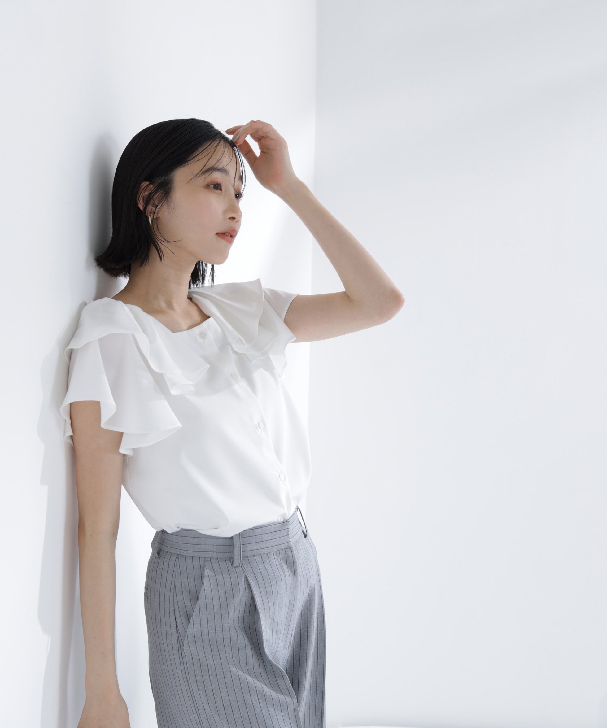【ナチュラル ビューティー ベーシック/NATURAL BEAUTY BASIC】のスクエアネックフリルブラウス インテリア・キッズ・メンズ・レディースファッション・服の通販 founy(ファウニー) 　ファッション　Fashion　レディースファッション　Fashion for Women　トップス・カットソー　Cut & Sew Tops　シャツ・ブラウス・オフィスカジュアル　Elegant Blouses & Button-Ups　シンプル　Simple, Minimal　スクエア　Square, Square Shape　デコルテ　Décolleté, Neckline　フェミニン　Feminine, Girly　フリル　Frill, Ruffle　ボトム　Bottoms, Lower Wear　オフホワイト1|ID: prp329100004983232 ipo3291000000037330940
