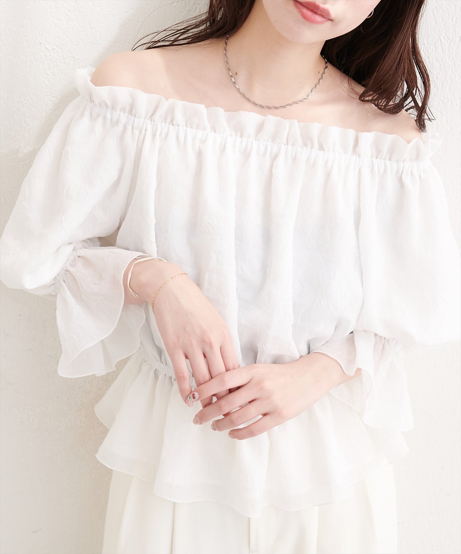 【ナチュラルクチュール/natural couture】のチューリップ柄オフショルペプラムブラウス インテリア・キッズ・メンズ・レディースファッション・服の通販 founy(ファウニー) 　ファッション　Fashion　レディースファッション　Fashion for Women　トップス・カットソー　Cut & Sew Tops　シャツ・ブラウス・オフィスカジュアル　Elegant Blouses & Button-Ups　アクセサリー　Fashion Accessories　春　Spring　シンプル　Simple, Minimal　チューリップ　Tube, Tube Top　デニム　Denim, Jeans Material　バランス　Balance, Style Balance　フェミニン　Feminine, Girly　フリル　Frill, Ruffle　ペプラム　Peplum, Flared Hem　S/S・春夏　SS, Spring/Summer, Warm Season　再入荷　Restock / Back in Stock　夏　Summer　エレガント 上品　Elegant　2026年　2026　2026春夏・S/S　Spring/Summer 2026 SS26　オフホワイト|ID: prp329100004983254 ipo3291000000037331060