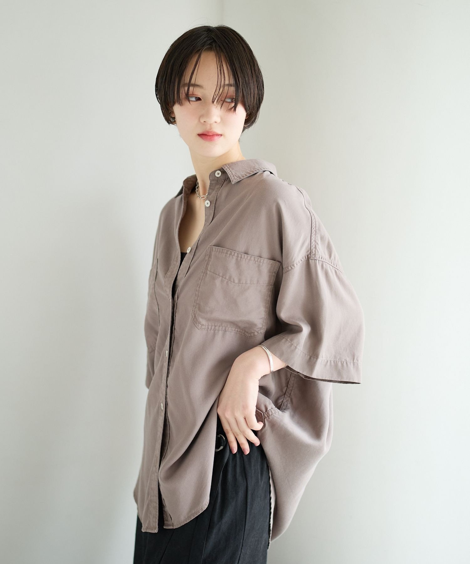 【ベイフロー/BAYFLOW】の簡単ブラウジング仕様 2WAYスタンダート半袖シャツ インテリア・キッズ・メンズ・レディースファッション・服の通販 founy(ファウニー) 　ファッション　Fashion　レディースファッション　Fashion for Women　トップス・カットソー　Cut & Sew Tops　シャツ・ブラウス・オフィスカジュアル　Elegant Blouses & Button-Ups　おすすめ　Recommended / Our Picks　フロント　Front, Front Design　ブラウジング　Blouson Silhouette, Cinched Waist　ポケット　Pocket, Pocket Detail　人気　Popular, Best Seller　半袖　Short Sleeve, Half Sleeve　羽織　Haori, Light Jacket　長袖　Long Sleeve, Full Sleeve　ココア57|ID: prp329100004983269 ipo3291000000037331140