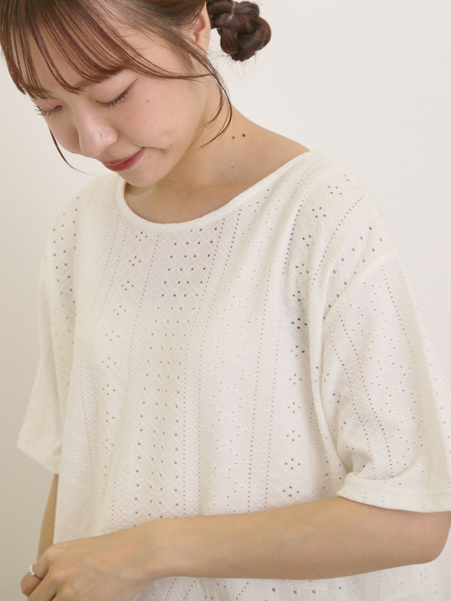 【サマンサモスモス/Samansa Mos2】のアイレット切替フリルカットソー インテリア・キッズ・メンズ・レディースファッション・服の通販 founy(ファウニー) 　ファッション　Fashion　レディースファッション　Fashion for Women　トップス・カットソー　Cut & Sew Tops　カットソー・ベーシックTシャツ　Cut-and-Sewn Tops / Stretch Tees & Basics　アイレット　Eyelet Lace　カットソー　Cut and Sewn Top　ガーリー　Girly, Feminine Style　フレア　Flare, Flared　リラックス　Relax, Relaxed Fit　切替　Switching, Contrast Panel　オフホワイト|ID: prp329100004983272 ipo3291000000037331155