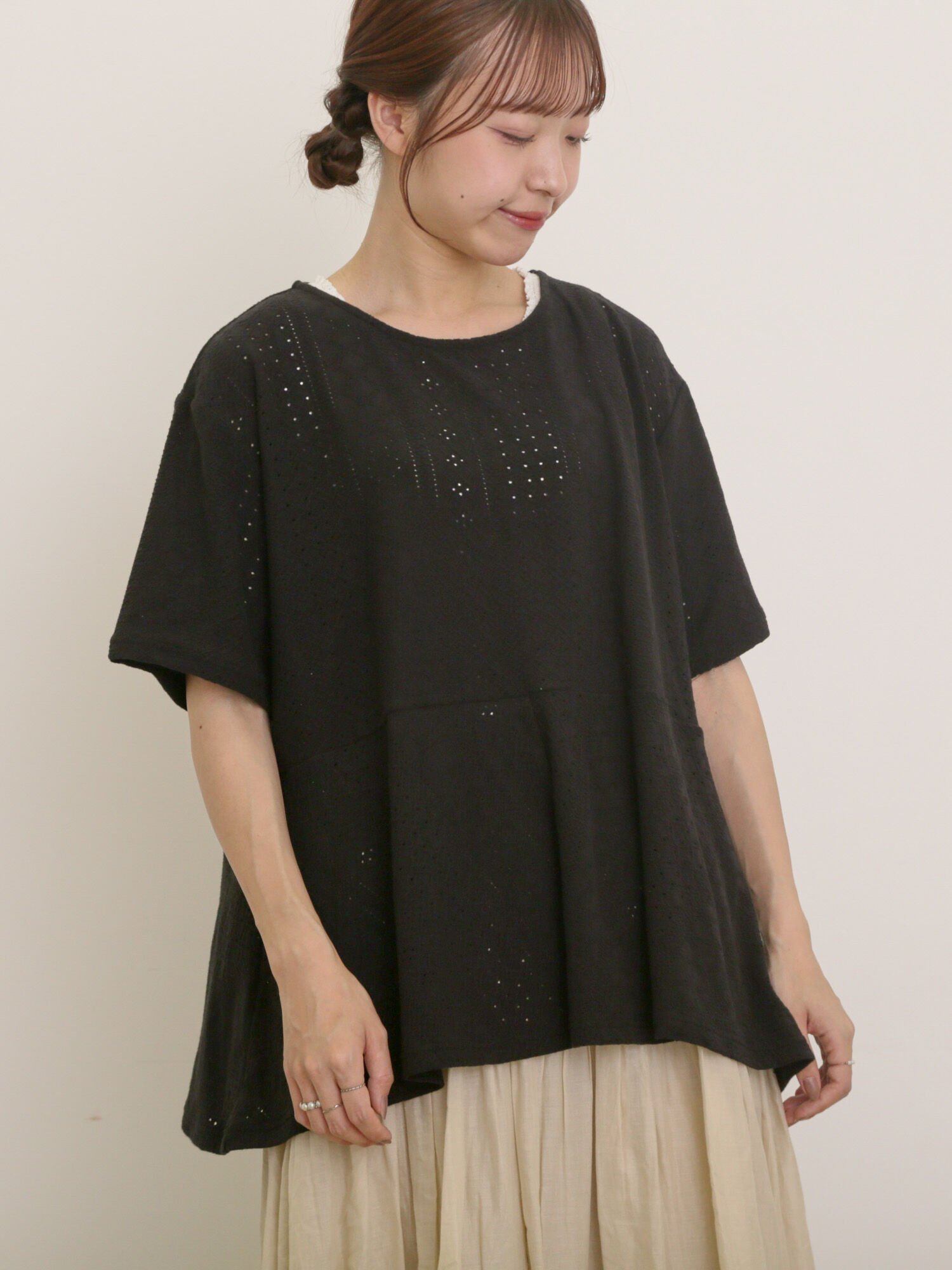 【サマンサモスモス/Samansa Mos2】のアイレット切替フリルカットソー インテリア・キッズ・メンズ・レディースファッション・服の通販 founy(ファウニー) 　ファッション　Fashion　レディースファッション　Fashion for Women　トップス・カットソー　Cut & Sew Tops　カットソー・ベーシックTシャツ　Cut-and-Sewn Tops / Stretch Tees & Basics　アイレット　Eyelet Lace　カットソー　Cut and Sewn Top　ガーリー　Girly, Feminine Style　フレア　Flare, Flared　リラックス　Relax, Relaxed Fit　切替　Switching, Contrast Panel　ブラック|ID: prp329100004983272 ipo3291000000037331158