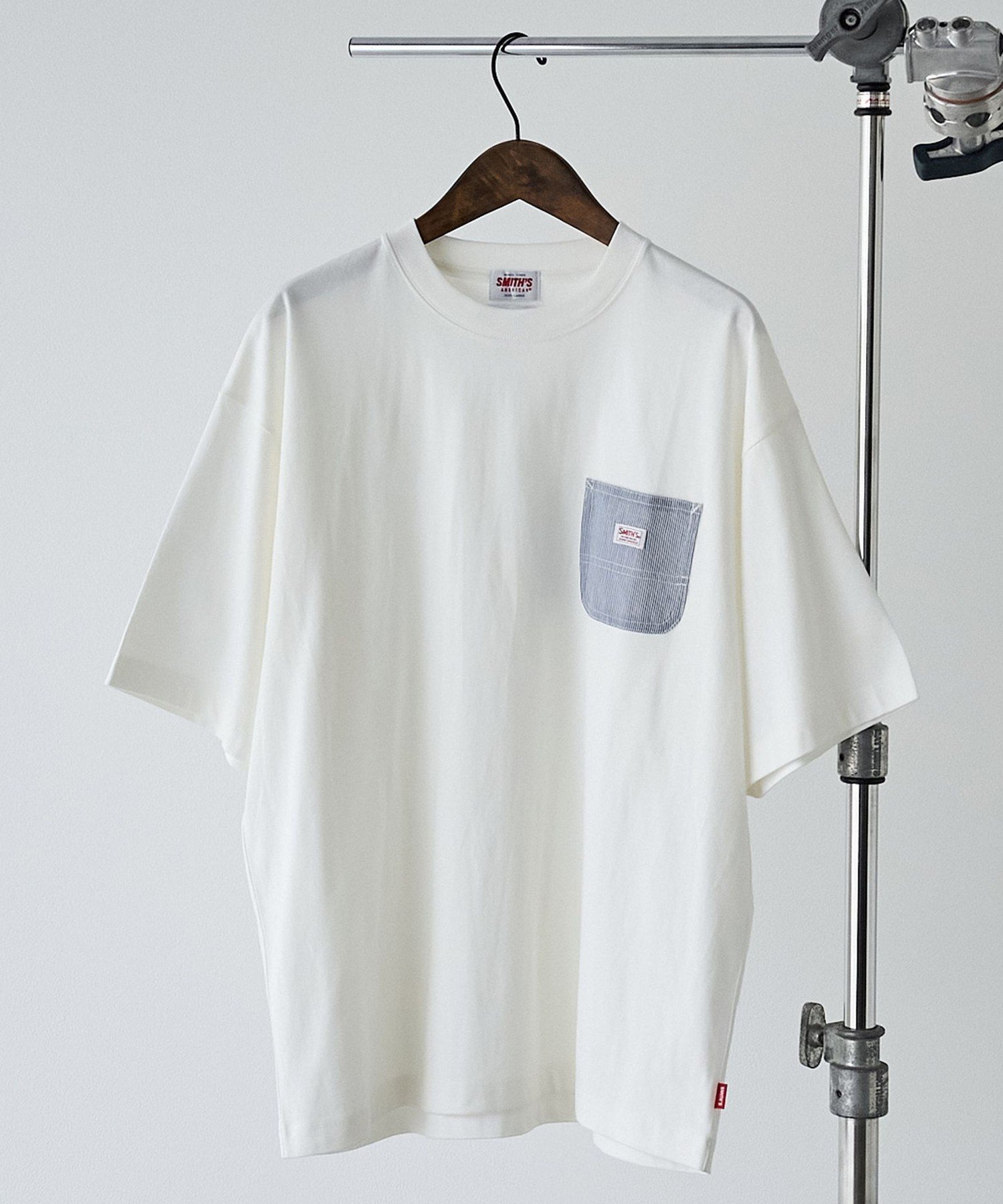 【コーエン/COEN】のSMITH S(スミス)別注ポケット切替えTシャツ インテリア・キッズ・メンズ・レディースファッション・服の通販 founy(ファウニー) 　ファッション　Fashion　レディースファッション　Fashion for Women　トップス・カットソー　Cut & Sew Tops　シャツ・ブラウス・オフィスカジュアル　Elegant Blouses & Button-Ups　ロングTシャツ・Tシャツ　Longline T-Shirts & Tees　アメリカン　American Style　春　Spring　切替　Switching, Contrast Panel　シンプル　Simple, Minimal　スウェット / スエット　Sweatshirt, Sweatwear　定番　Standard, Basic Item　ニューヨーク　New York, NYC Style　人気　Popular, Best Seller　プリント　Print, Printed Pattern　ベーシック　Basic, Essential　ポケット　Pocket, Pocket Detail　別注　Limited Edition, Custom Order　ワーク　Workwear, Utility Style　2026年　2026　2026春夏・S/S　Spring/Summer 2026 SS26　WHITE|ID: prp329100004983312 ipo3291000000037331419