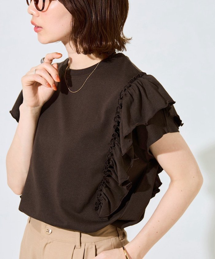 【フリークスストア/FREAK'S STORE】の限定展開 フリル スリーブ Tシャツ インテリア・キッズ・メンズ・レディースファッション・服の通販 founy(ファウニー) 　ファッション　Fashion　レディースファッション　Fashion for Women　トップス・カットソー　Cut & Sew Tops　シャツ・ブラウス・オフィスカジュアル　Elegant Blouses & Button-Ups　ロングTシャツ・Tシャツ　Longline T-Shirts & Tees　2026年　2026　2026春夏・S/S　Spring/Summer 2026 SS26　カットソー　Cut and Sewn Top　スリーブ　Sleeve, Long Sleeve / Short Sleeve　トレンド　Trend, Trending Now　フリル　Frill, Ruffle　夏　Summer　S/S・春夏　SS, Spring/Summer, Warm Season　ブラウン|ID: prp329100004983313 ipo3291000000037331433