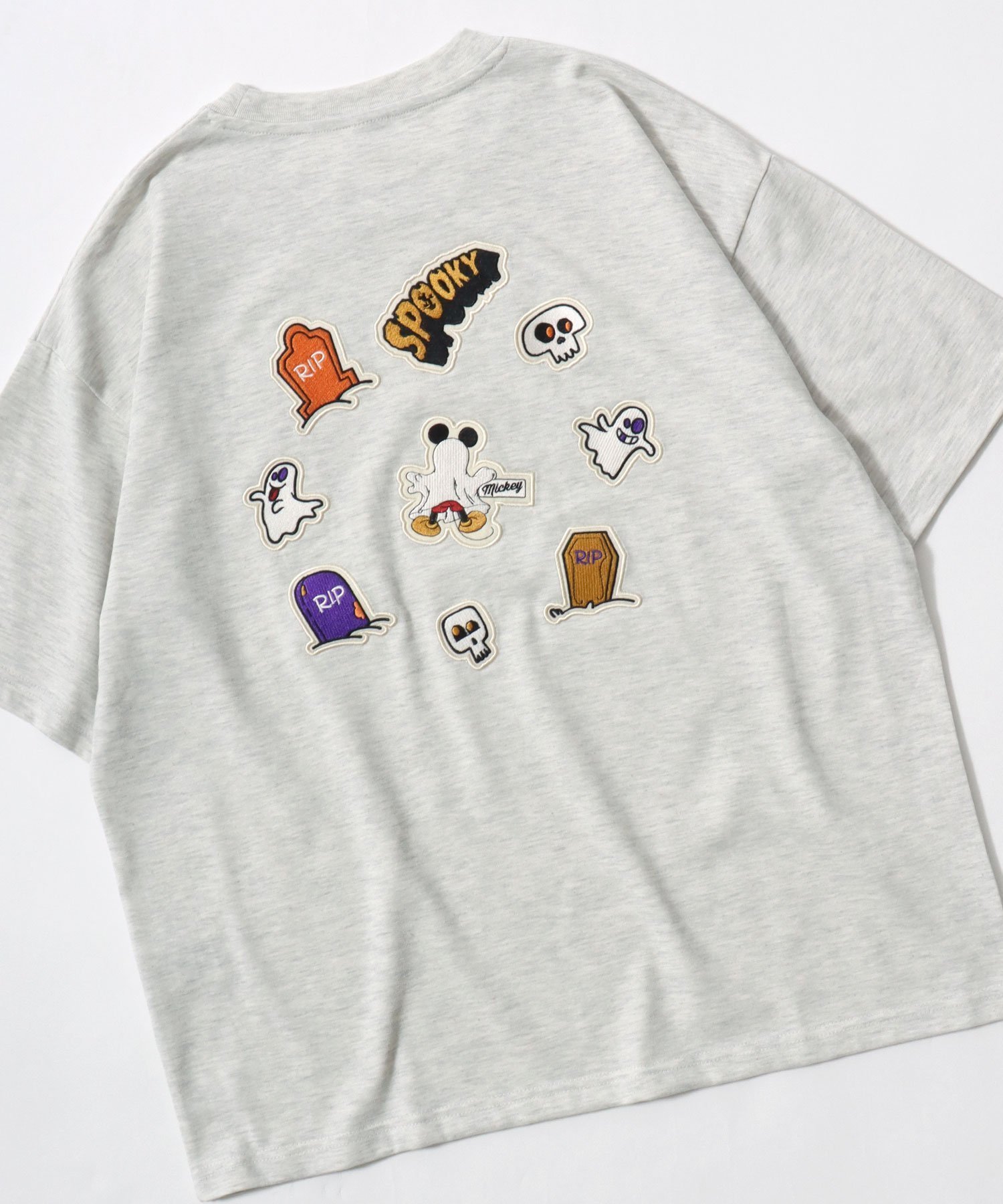 【サロン ハミュー/salong hameu】のDisney ディズニー Tシャツ メンズ キャラクター ビッグシルエット ミッキーマウス サガラ刺繍 ワッペン 半袖 ティーシャツ レディース ユニセックス インテリア・キッズ・メンズ・レディースファッション・服の通販 founy(ファウニー) 　ファッション　Fashion　レディースファッション　Fashion for Women　トップス・カットソー　Cut & Sew Tops　シャツ・ブラウス・オフィスカジュアル　Elegant Blouses & Button-Ups　ロングTシャツ・Tシャツ　Longline T-Shirts & Tees　インナー　Innerwear　春　Spring　カリフォルニア　California, Cali Style　キャミワンピース　Cami Dress, Slip Dress　キャラクター　Character, Licensed Characters　ジャケット　Jacket, Outerwear　スウェット / スエット　Sweatshirt, Sweatwear　スニーカー　Sneakers, Trainers　スラックス　Slacks, Dress Pants　デニム　Denim, Jeans Material　トレーナー　Sweatshirt, Trainer　人気　Popular, Best Seller　ビッグ　Big, Oversized　フレア　Flare, Flared　ブルゾン　Blouson, Bomber Jacket　半袖　Short Sleeve, Half Sleeve　帽子　Hat, Headwear　メンズ　Men's, Menswear　ロング　Long, Long-Length　ワイド　Wide, Wide Fit　再入荷　Restock / Back in Stock　プチプライス・低価格　Affordable / Budget Price　おすすめ　Recommended / Our Picks　アッシュグレー|ID: prp329100004983333 ipo3291000000037331569
