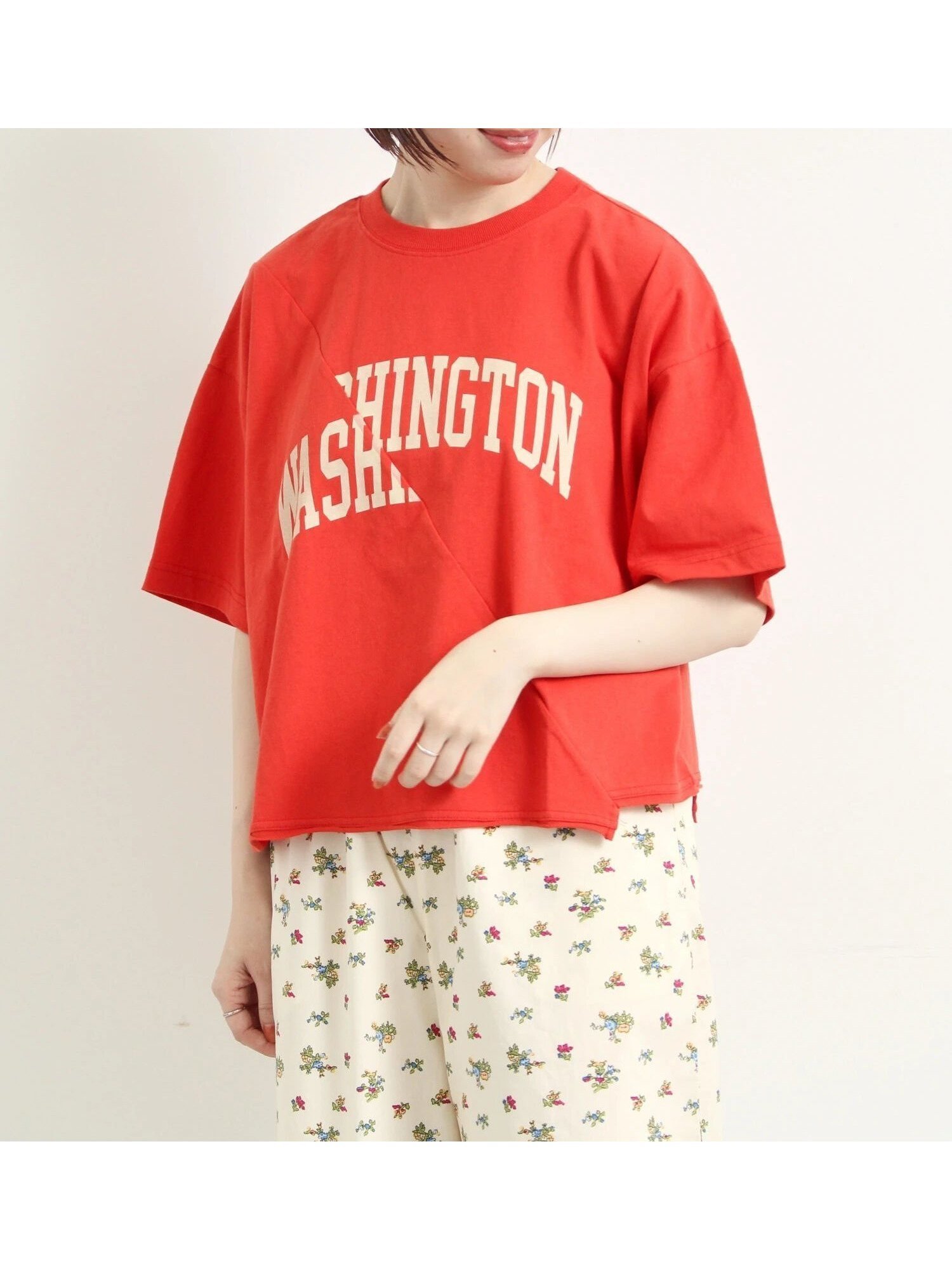 【サマンサモスモス/Samansa Mos2】のブロッキングロゴプリントTシャツ インテリア・キッズ・メンズ・レディースファッション・服の通販 founy(ファウニー) 　ファッション　Fashion　レディースファッション　Fashion for Women　トップス・カットソー　Cut & Sew Tops　シャツ・ブラウス・オフィスカジュアル　Elegant Blouses & Button-Ups　ロングTシャツ・Tシャツ　Longline T-Shirts & Tees　ガーリー　Girly, Feminine Style　ブロッキング　Color Blocking, Panel Design　プリント　Print, Printed Pattern　ボックス　Boxy, Box Shape　定番　Standard, Basic Item　レッド|ID: prp329100004983343 ipo3291000000037331621