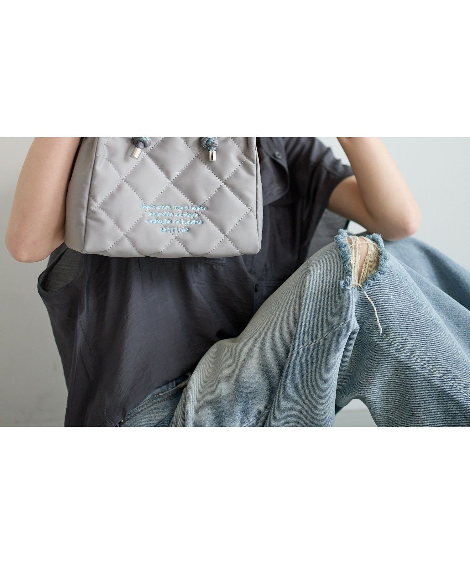【ベイフロー/BAYFLOW】の軽量キルト素材 刺繍ロゴキルトショルダー インテリア・キッズ・メンズ・レディースファッション・服の通販 founy(ファウニー) 　ファッション　Fashion　レディースファッション　Fashion for Women　おすすめ　Recommended / Our Picks　キルティング　Quilted, Quilting　キルト　Quilt, Quilted Fabric　フロント　Front, Front Design　リラックス　Relax, Relaxed Fit　軽量　Lightweight, Ultra Light　グレー15|ID: prp329100004983520 ipo3291000000037332421