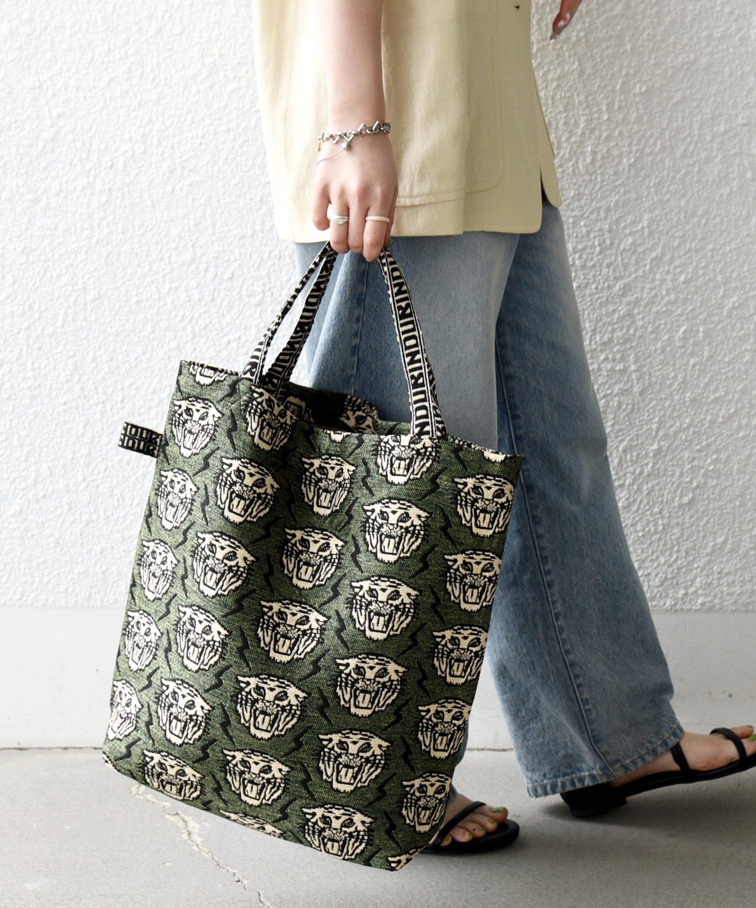 【シップス/SHIPS】のBINDU A4 デザイン ジャカード トート バッグ インテリア・キッズ・メンズ・レディースファッション・服の通販 founy(ファウニー) 　ファッション　Fashion　レディースファッション　Fashion for Women　バッグ　Bags　2026年　2026　2026春夏・S/S　Spring/Summer 2026 SS26　グラフィック　Graphic, Graphic Design　ジャカード／ジャガード　Jacquard, Woven Pattern　チェーン　Chain, Chain Strap　プリント　Print, Printed Pattern　モチーフ　Motif, Design Theme　人気　Popular, Best Seller　別注　Limited Edition, Custom Order　グリーン|ID: prp329100004983530 ipo3291000000037332480