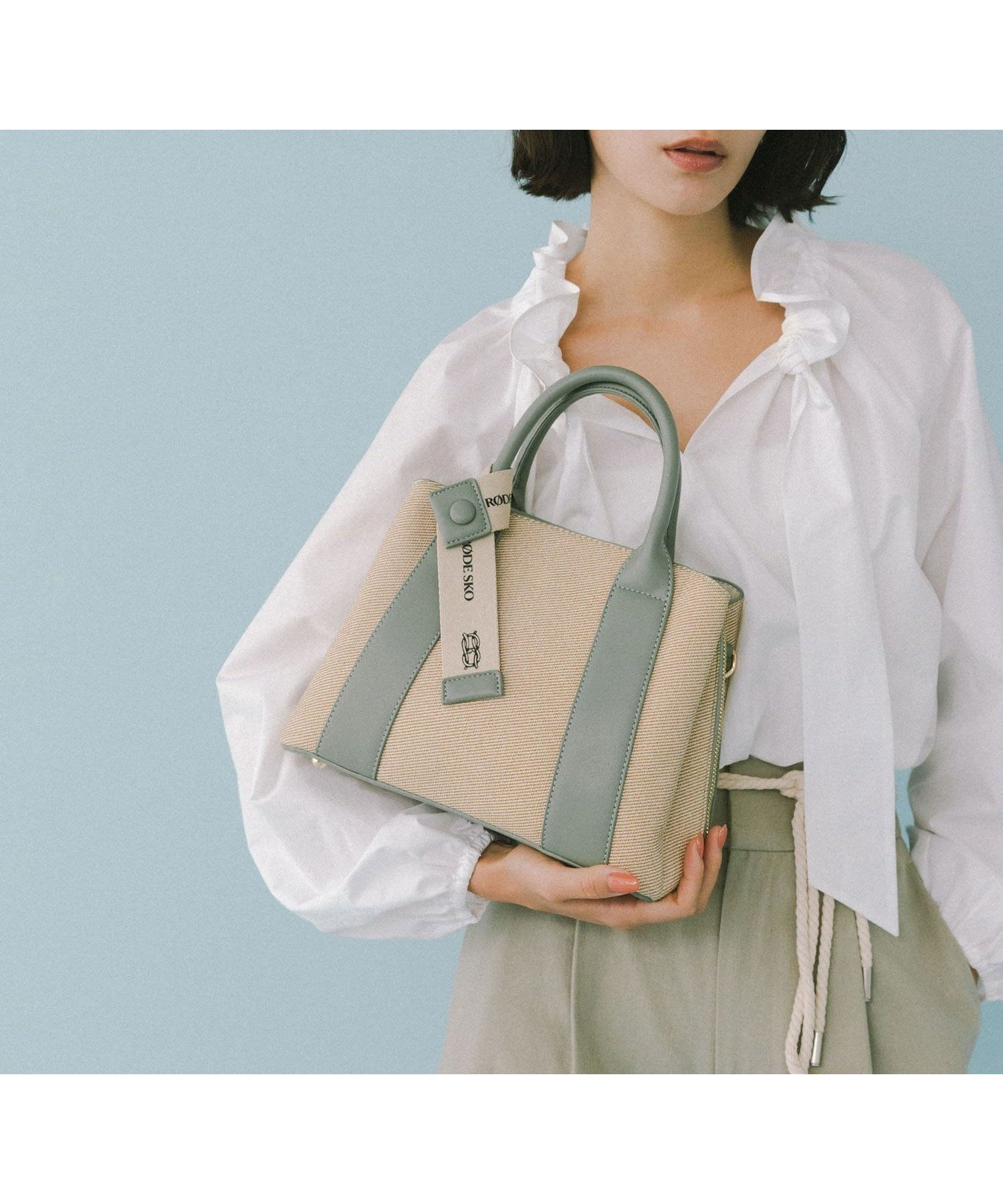 【ロデスコ/RODE SKO / URBAN RESEARCH】の『Mサイズ』ロゴリボン付2WAYハンドバッグ インテリア・キッズ・メンズ・レディースファッション・服の通販 founy(ファウニー) 　ファッション　Fashion　レディースファッション　Fashion for Women　バッグ　Bags　2025年　2025　2025-2026秋冬・A/W　Autumn/Winter 2025–26 AW25–26　冬　Winter / This Winter　おすすめ　Recommended / Our Picks　キャンバス　Canvas, Canvas Fabric　ジャケット　Jacket, Outerwear　デニム　Denim, Jeans Material　プリント　Print, Printed Pattern　リボン　Ribbon, Bow　ビジネス 仕事 通勤　Business / Work / Commuting　A/W・秋冬　Autumn/Winter　ホワイト系その他|ID: prp329100004983540 ipo3291000000037332526