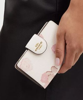 【コーチ/COACH】の【公式】ミディアム コーナー ジップ ウォレット・フローラル プリント 大人の最旬トレンドファッション＆コーディネート founy(ファウニー) ファッション Fashion レディースファッション Fashion for Women シューズ Shoes, Footwear ジップ Zip, Zipper プリント Print, Printed Pattern 財布 Wallet, Purse |ID:prp329100004983565