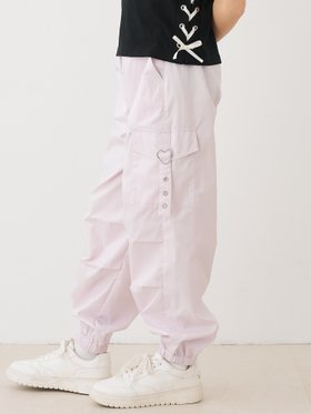 【コカ/coca / KIDS】のキッズ ハートバックルパラシュートパンツ 大人の最旬トレンドファッション＆コーディネート founy(ファウニー) ファッション Fashion キッズファッション Fashion for Kids ボトムス Bottoms 春 Spring カーゴパンツ Cargo Pants, Utility Pants ガーリー Girly, Feminine Style スウェット / スエット Sweatshirt, Sweatwear トレンド Trend, Trending Now バランス Balance, Style Balance ポケット Pocket, Pocket Detail モチーフ Motif, Design Theme ワイド Wide, Wide Fit S/S・春夏 SS, Spring/Summer, Warm Season 夏 Summer 2026年 2026 2026春夏・S/S Spring/Summer 2026 SS26 |ID:prp329100004983585