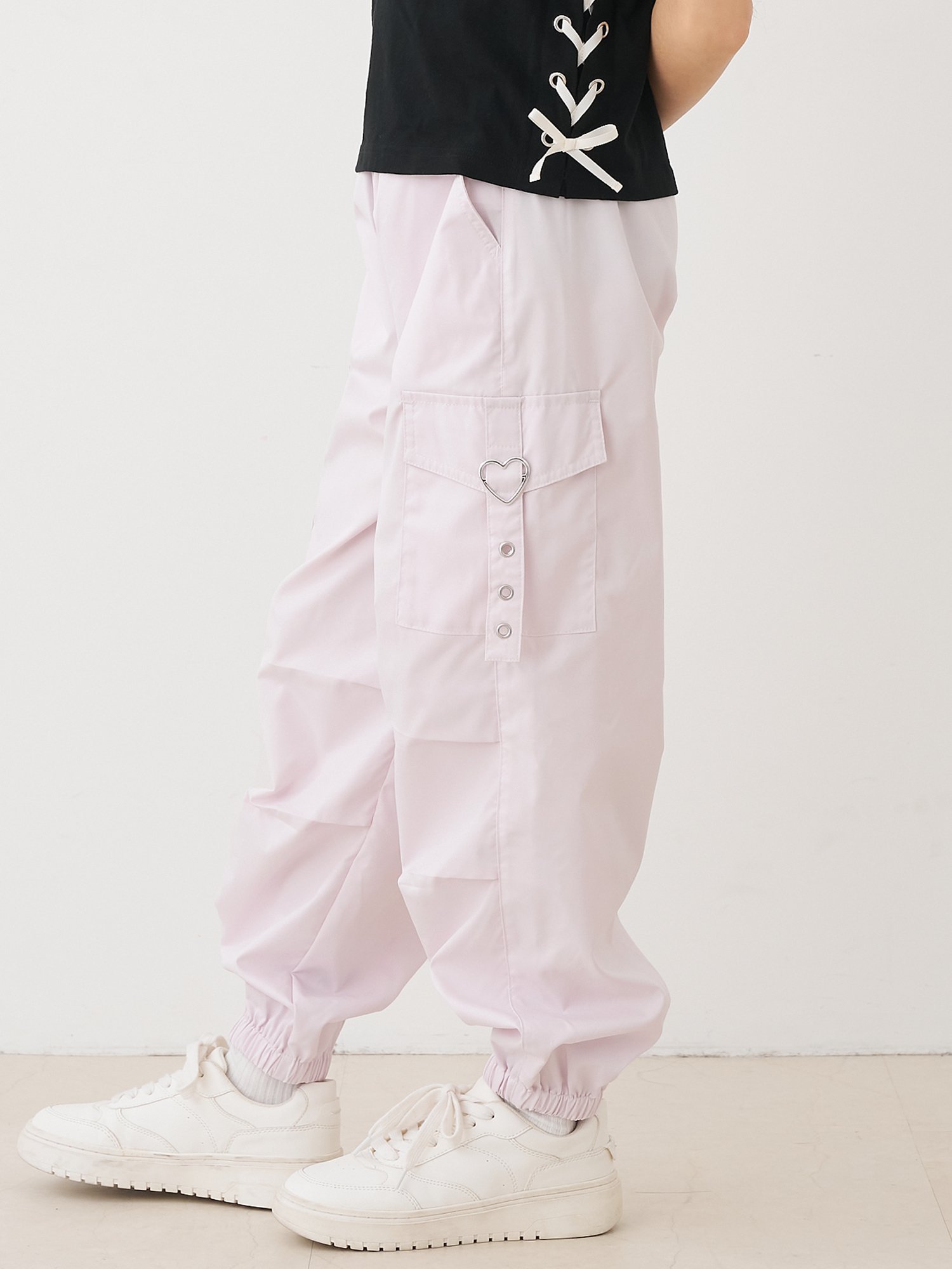 【コカ/coca / KIDS】のキッズ ハートバックルパラシュートパンツ 大人の最旬トレンドファッション＆コーディネート founy(ファウニー) 　ファッション　Fashion　キッズファッション　Fashion for Kids　ボトムス　Bottoms　春　Spring　カーゴパンツ　Cargo Pants, Utility Pants　ガーリー　Girly, Feminine Style　スウェット / スエット　Sweatshirt, Sweatwear　トレンド　Trend, Trending Now　バランス　Balance, Style Balance　ポケット　Pocket, Pocket Detail　モチーフ　Motif, Design Theme　ワイド　Wide, Wide Fit　S/S・春夏　SS, Spring/Summer, Warm Season　夏　Summer　2026年　2026　2026春夏・S/S　Spring/Summer 2026 SS26　 other-1|ID: prp329100004983585 ipo3291000000037332771