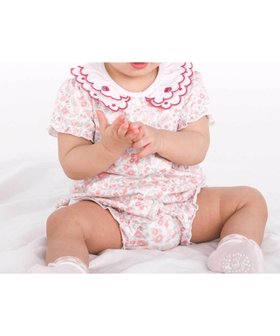 【ベベ オンライン ストア/BEBE ONLINE STORE / KIDS】の【お揃い】プリント総柄重ね襟付き半袖ロンパースベビー(60~80cm) 大人の最旬トレンドファッション＆コーディネート founy(ファウニー) ファッション Fashion キッズファッション Fashion for Kids 春 Spring クラシカル Classical, Vintage-Inspired コレクション Collection, Seasonal Line シンプル Simple, Minimal スカラップ Scallop, Scalloped Edge フレンチ French, French Style フロント Front, Front Design プリント Print, Printed Pattern ベビー Baby, Babywear 半袖 Short Sleeve, Half Sleeve モチーフ Motif, Design Theme レギンス Leggings, Stretch Pants ロンパース Romper, Jumpsuit S/S・春夏 SS, Spring/Summer, Warm Season 夏 Summer エレガント 上品 Elegant 2026年 2026 2026春夏・S/S Spring/Summer 2026 SS26 |ID:prp329100004983630