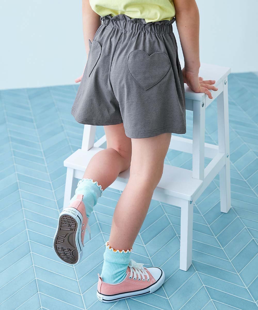 【デビロック/devirock / KIDS】の【イージーウォッシュ】乾燥機OK 防汚 ハートポケット ショートパンツ 子供服 26SS インテリア・キッズ・メンズ・レディースファッション・服の通販 founy(ファウニー) 　ファッション　Fashion　キッズファッション　Fashion for Kids　ボトムス　Bottoms　キャップ　Cap, Baseball Cap　クロップド　Cropped, Short Length　ショート　Short, Short Length　ストレッチ　Stretch, Stretchy Fabric　スニーカー　Sneakers, Trainers　なめらか　Smooth, Silky Texture　フリル　Frill, Ruffle　ポケット　Pocket, Pocket Detail　おすすめ　Recommended / Our Picks　2026年　2026　2026春夏・S/S　Spring/Summer 2026 SS26　チャコール|ID: prp329100004983757 ipo3291000000037334004