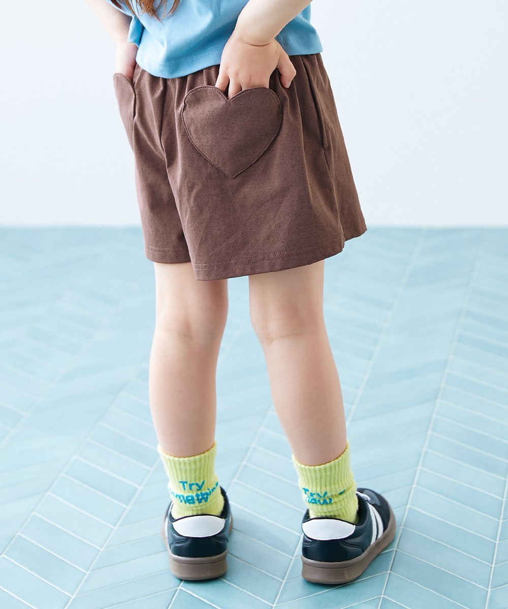 【デビロック/devirock / KIDS】の【イージーウォッシュ】乾燥機OK 防汚 ハートポケット ショートパンツ 子供服 26SS インテリア・キッズ・メンズ・レディースファッション・服の通販 founy(ファウニー) 　ファッション　Fashion　キッズファッション　Fashion for Kids　ボトムス　Bottoms　キャップ　Cap, Baseball Cap　クロップド　Cropped, Short Length　ショート　Short, Short Length　ストレッチ　Stretch, Stretchy Fabric　スニーカー　Sneakers, Trainers　なめらか　Smooth, Silky Texture　フリル　Frill, Ruffle　ポケット　Pocket, Pocket Detail　おすすめ　Recommended / Our Picks　2026年　2026　2026春夏・S/S　Spring/Summer 2026 SS26　ココア|ID: prp329100004983757 ipo3291000000037334008