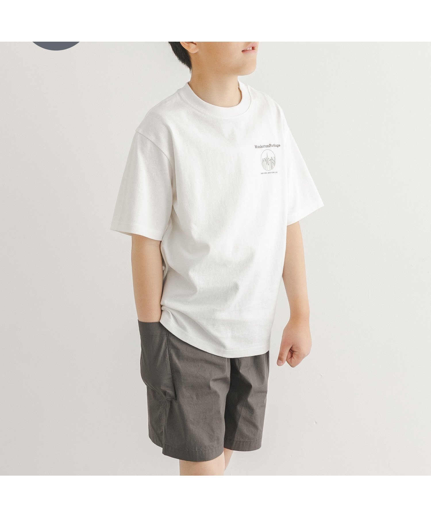 【アーバンリサーチ ドアーズ/URBAN RESEARCH DOORS / KIDS】の『親子リンク』『150サイズ』『別注』MANHATTAN PORTAGE×DOORS 1ptプリントTシャツ(KIDS) インテリア・キッズ・メンズ・レディースファッション・服の通販 founy(ファウニー) 　ファッション　Fashion　キッズファッション　Fashion for Kids　2026年　2026　2026春夏・S/S　Spring/Summer 2026 SS26　インナー　Innerwear　コラボ　Collaboration, Collab　バランス　Balance, Style Balance　プリント　Print, Printed Pattern　リラックス　Relax, Relaxed Fit　ロング　Long, Long-Length　別注　Limited Edition, Custom Order　夏　Summer　S/S・春夏　SS, Spring/Summer, Warm Season　オフホワイト|ID: prp329100004983835 ipo3291000000037334528