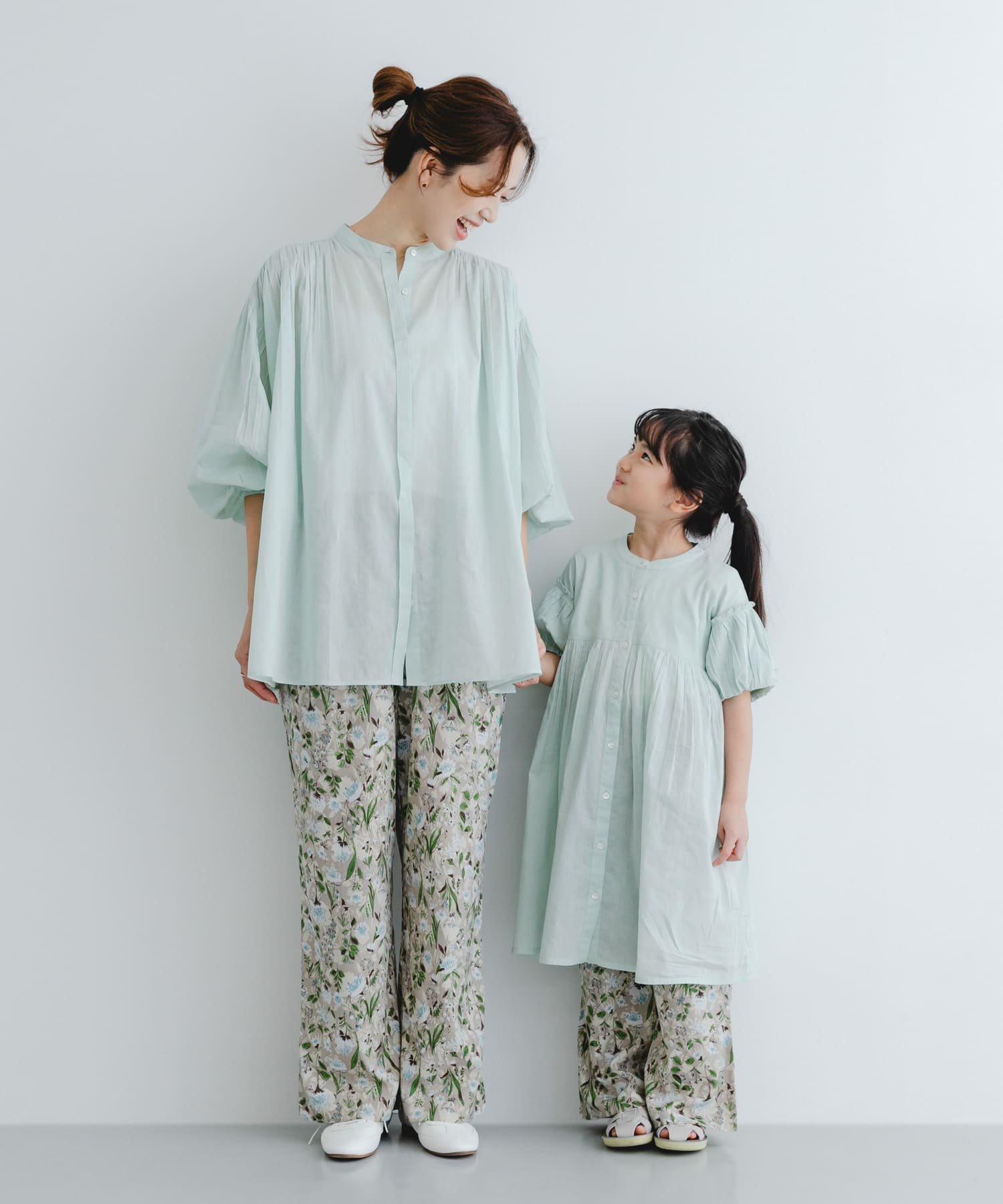 【アーバンリサーチ ドアーズ/URBAN RESEARCH DOORS / KIDS】の『親子リンク』フラワープリントイージーパンツ(KIDS) インテリア・キッズ・メンズ・レディースファッション・服の通販 founy(ファウニー) 　ファッション　Fashion　キッズファッション　Fashion for Kids　ボトムス　Bottoms　2026年　2026　2026春夏・S/S　Spring/Summer 2026 SS26　ストレート　Straight, Straight Cut　フラワー　Flower, Floral　プリント　Print, Printed Pattern　ロング　Long, Long-Length　エレガント 上品　Elegant　人気　Popular, Best Seller　夏　Summer　S/S・春夏　SS, Spring/Summer, Warm Season　ベージュ系その他|ID: prp329100004983850 ipo3291000000037334625