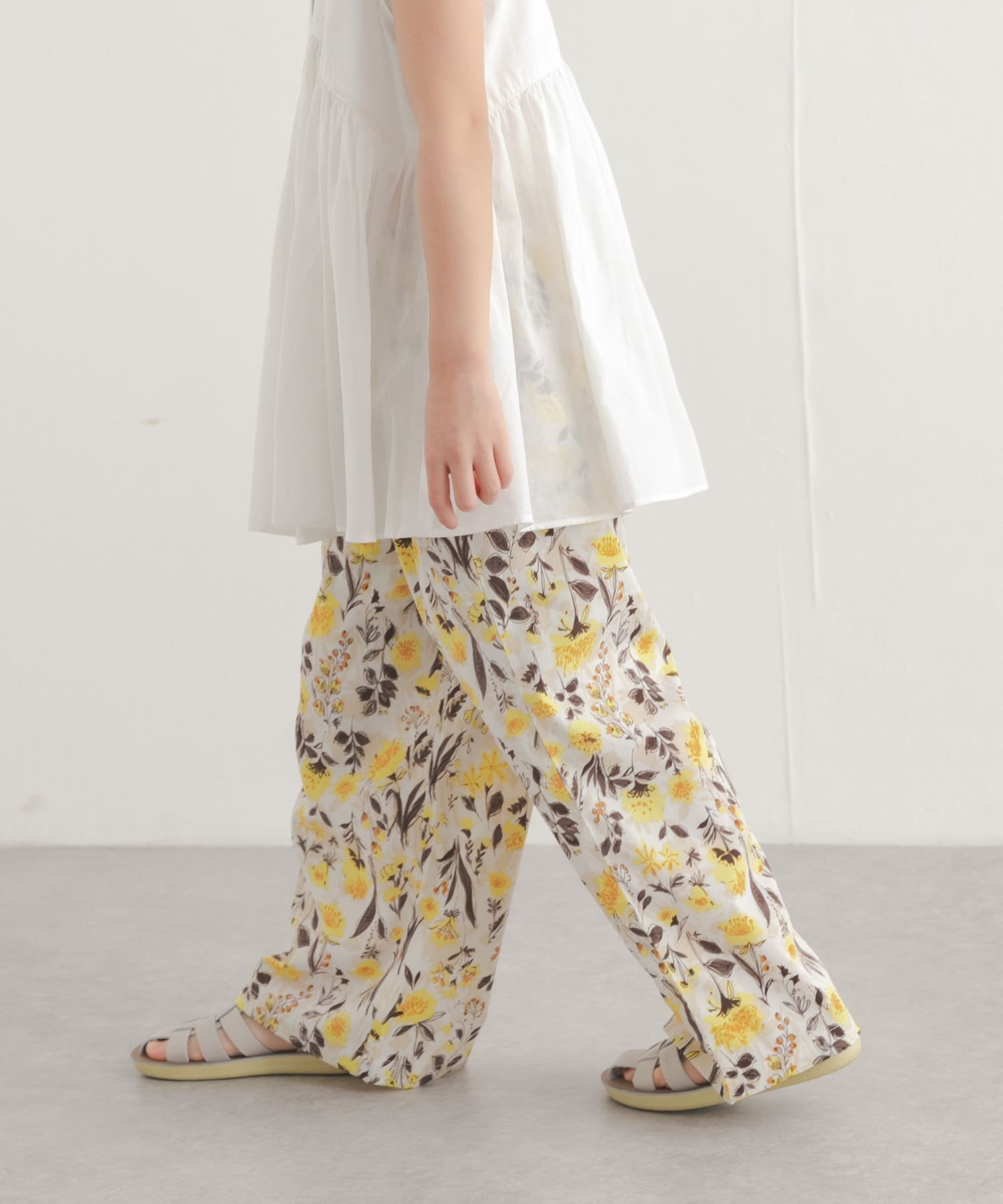 【アーバンリサーチ ドアーズ/URBAN RESEARCH DOORS / KIDS】の『親子リンク』フラワープリントイージーパンツ(KIDS) インテリア・キッズ・メンズ・レディースファッション・服の通販 founy(ファウニー) 　ファッション　Fashion　キッズファッション　Fashion for Kids　ボトムス　Bottoms　2026年　2026　2026春夏・S/S　Spring/Summer 2026 SS26　ストレート　Straight, Straight Cut　フラワー　Flower, Floral　プリント　Print, Printed Pattern　ロング　Long, Long-Length　エレガント 上品　Elegant　人気　Popular, Best Seller　夏　Summer　S/S・春夏　SS, Spring/Summer, Warm Season　ホワイト系その他|ID: prp329100004983850 ipo3291000000037334626